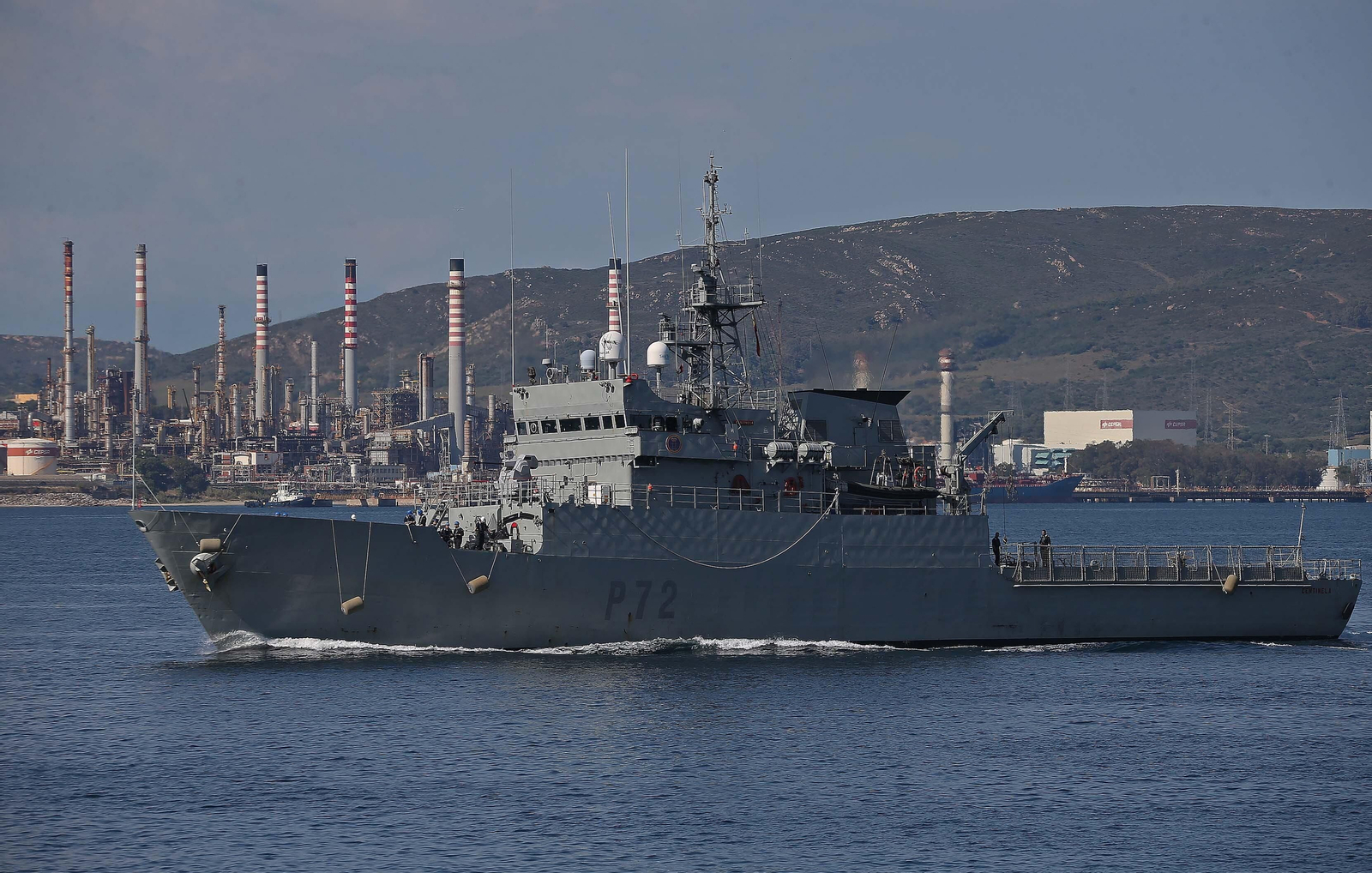 La llegada del patrullero de la Armada 'Centinela' al puerto de Algeciras, en imágenes