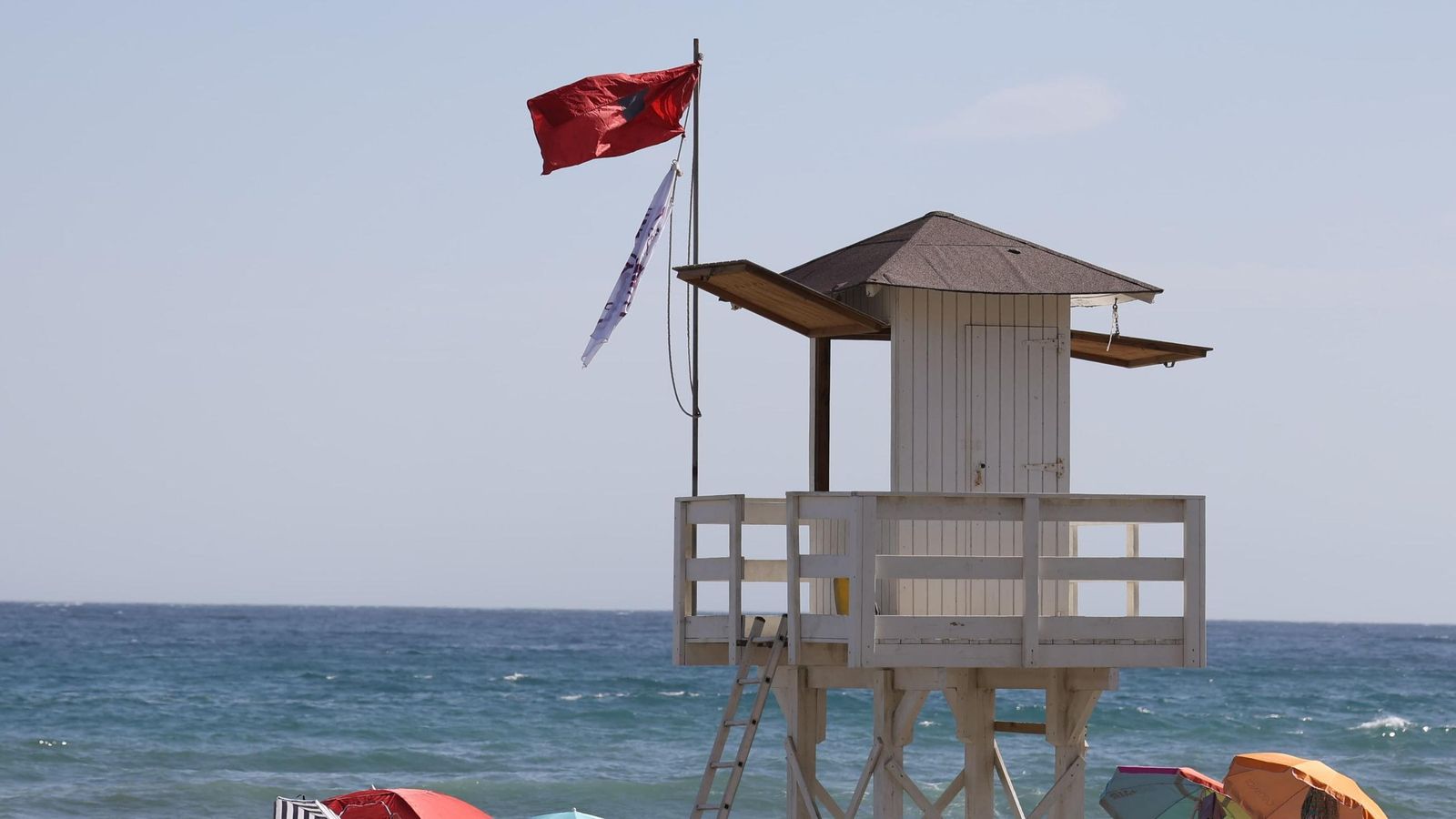 Bandera roja por viento en las playas de Rincón de la Victoria