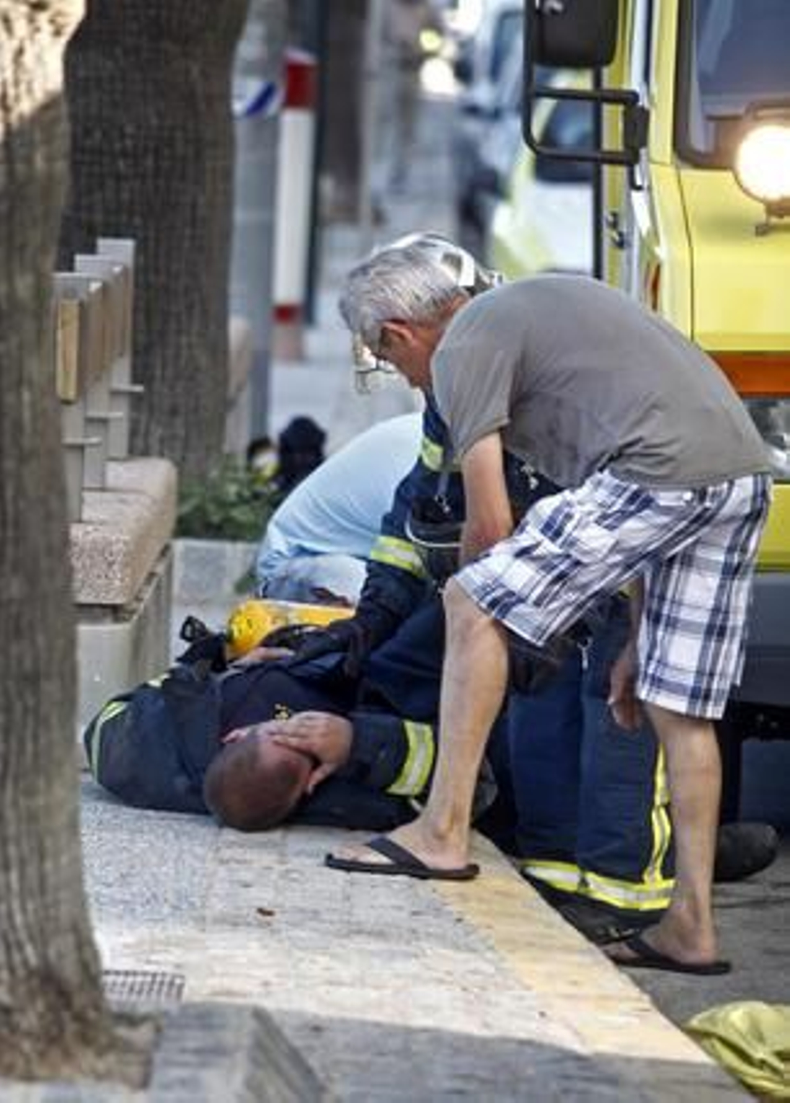 Espectacular incendio en un edificio de la calle Brasil. /Jesús Marín