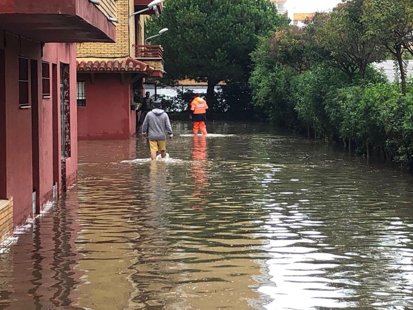Los comercios de la la avenida de Castilla de La Antilla están prácticamente todos afectados y muchos coches y bajos de edificios
