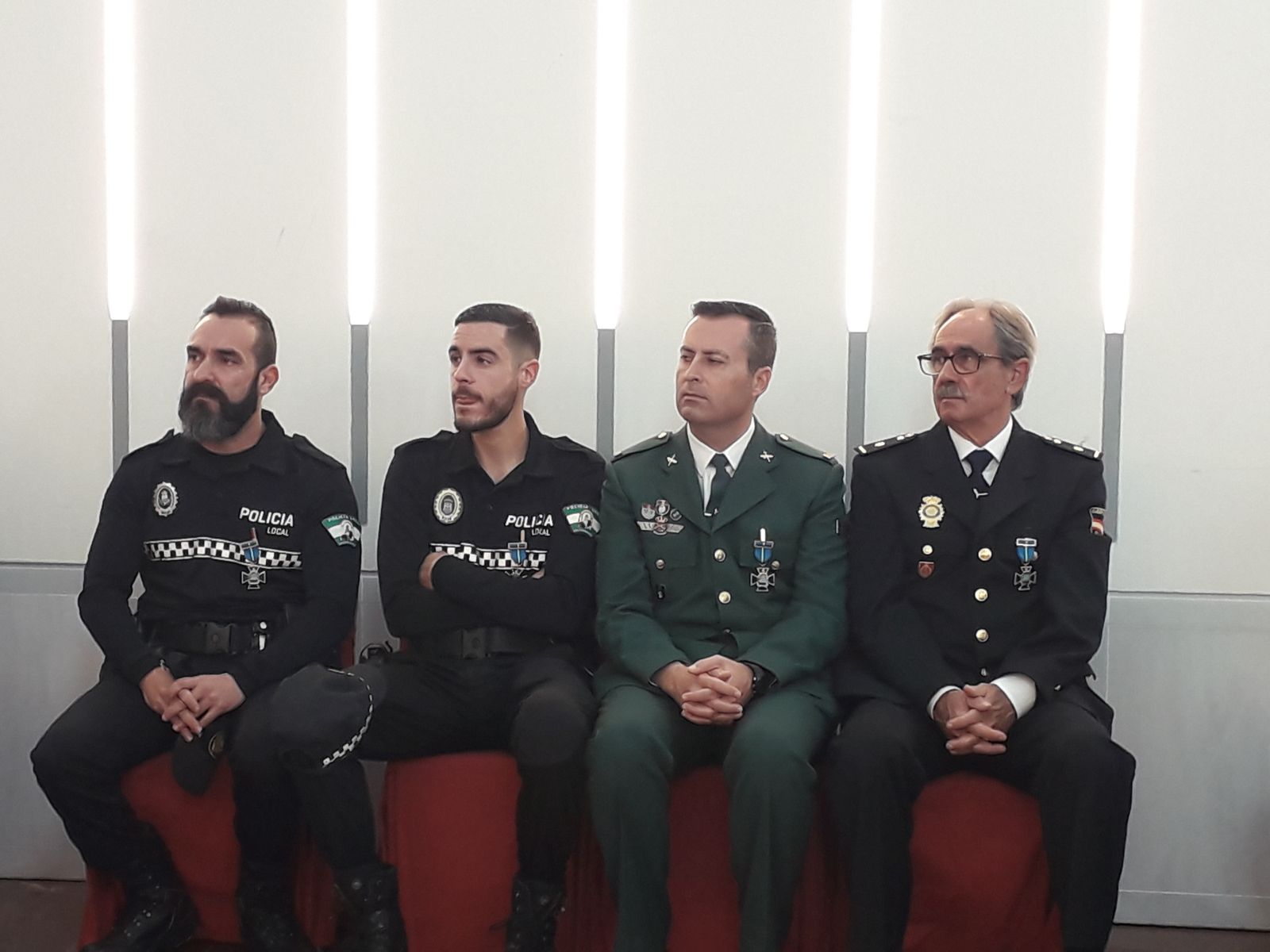 Los cuatro homenajeados en el acto con la Cruz al Mérito Profesional de la Policía Local.