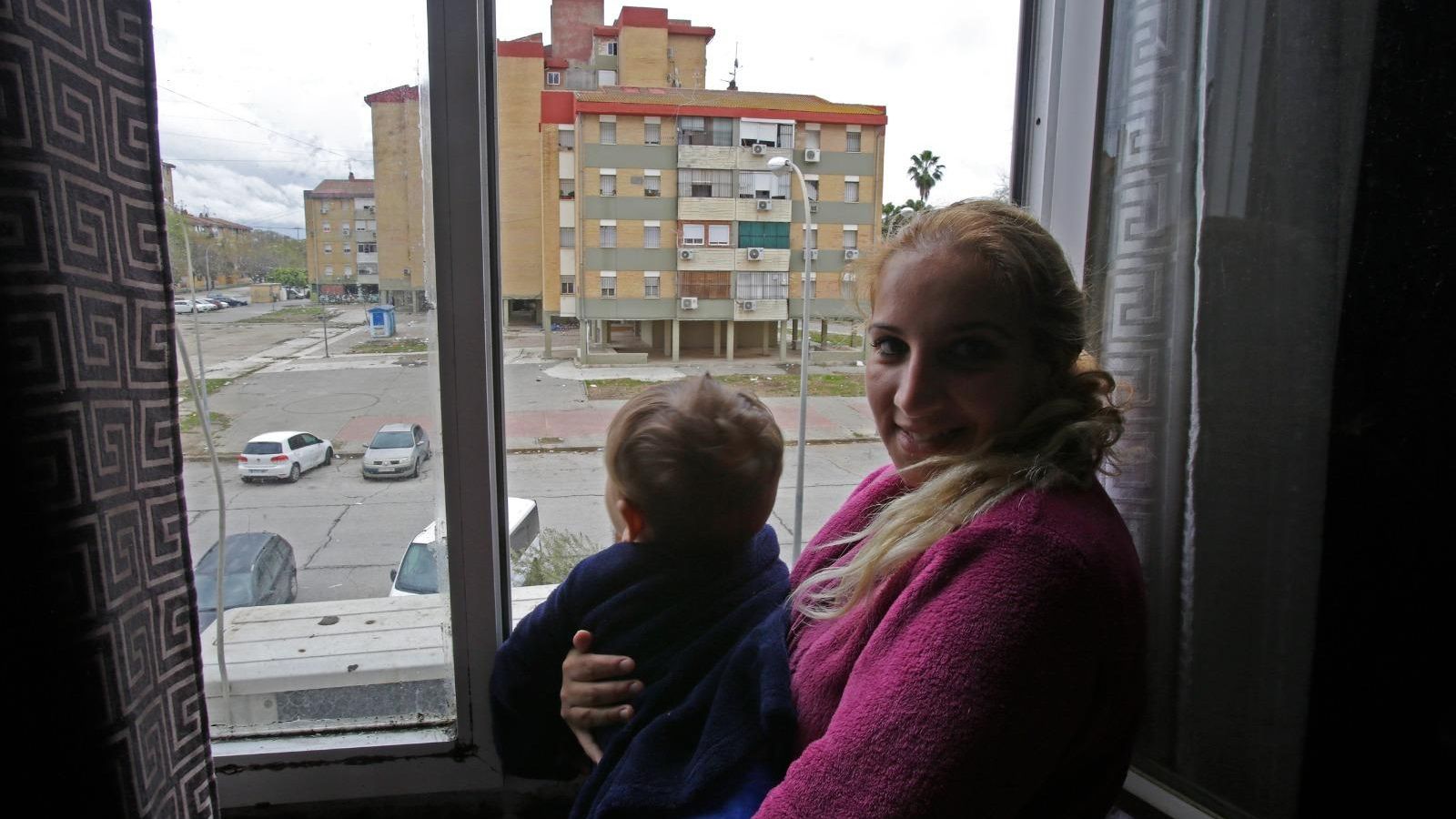 Alba Jiménez, con su niño de año y medio, en uno de los pisos sin luz de Las Vegas.