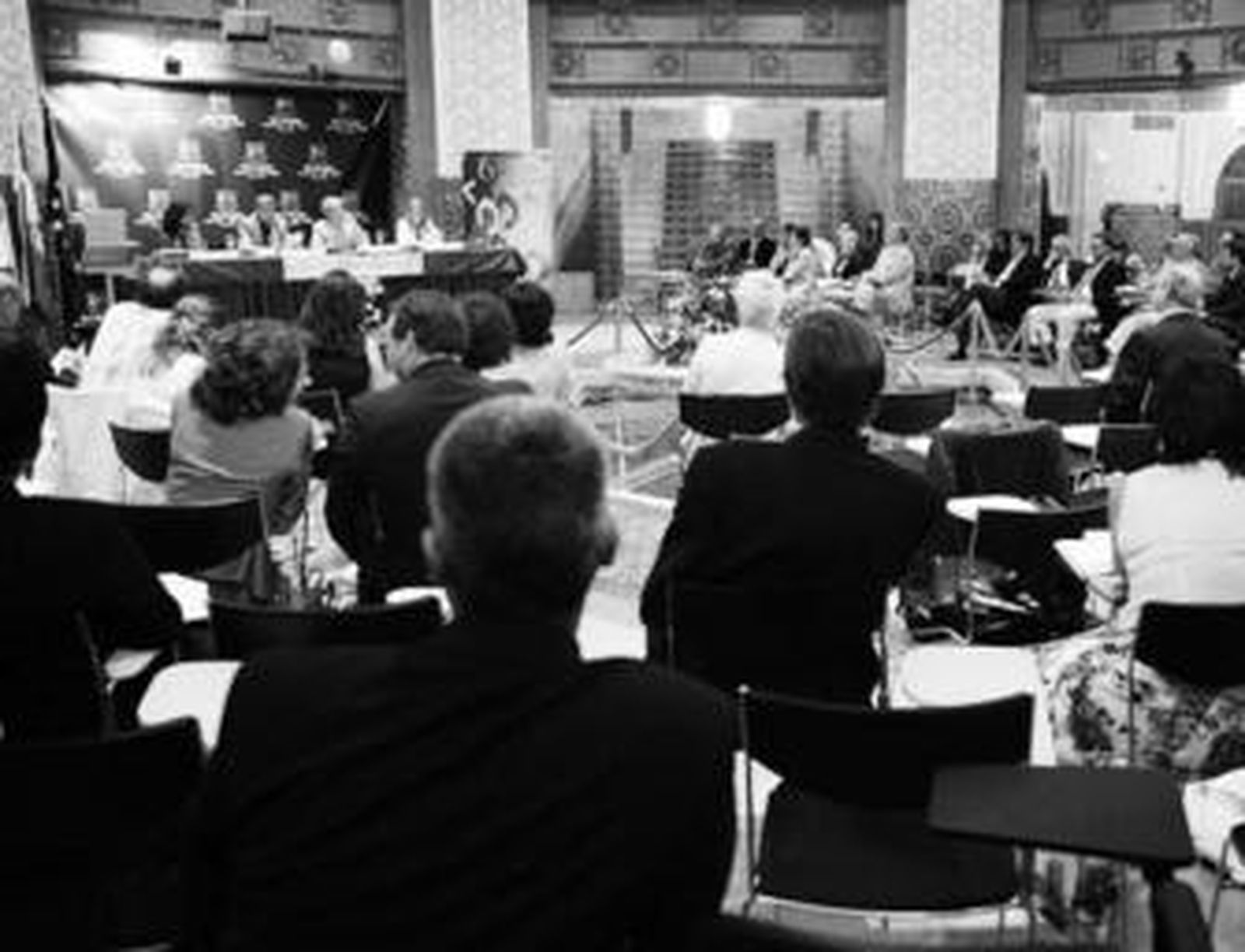 Reunión de editores (al fondo, los miembros de la mesa redonda), ayer, en Tres Culturas.