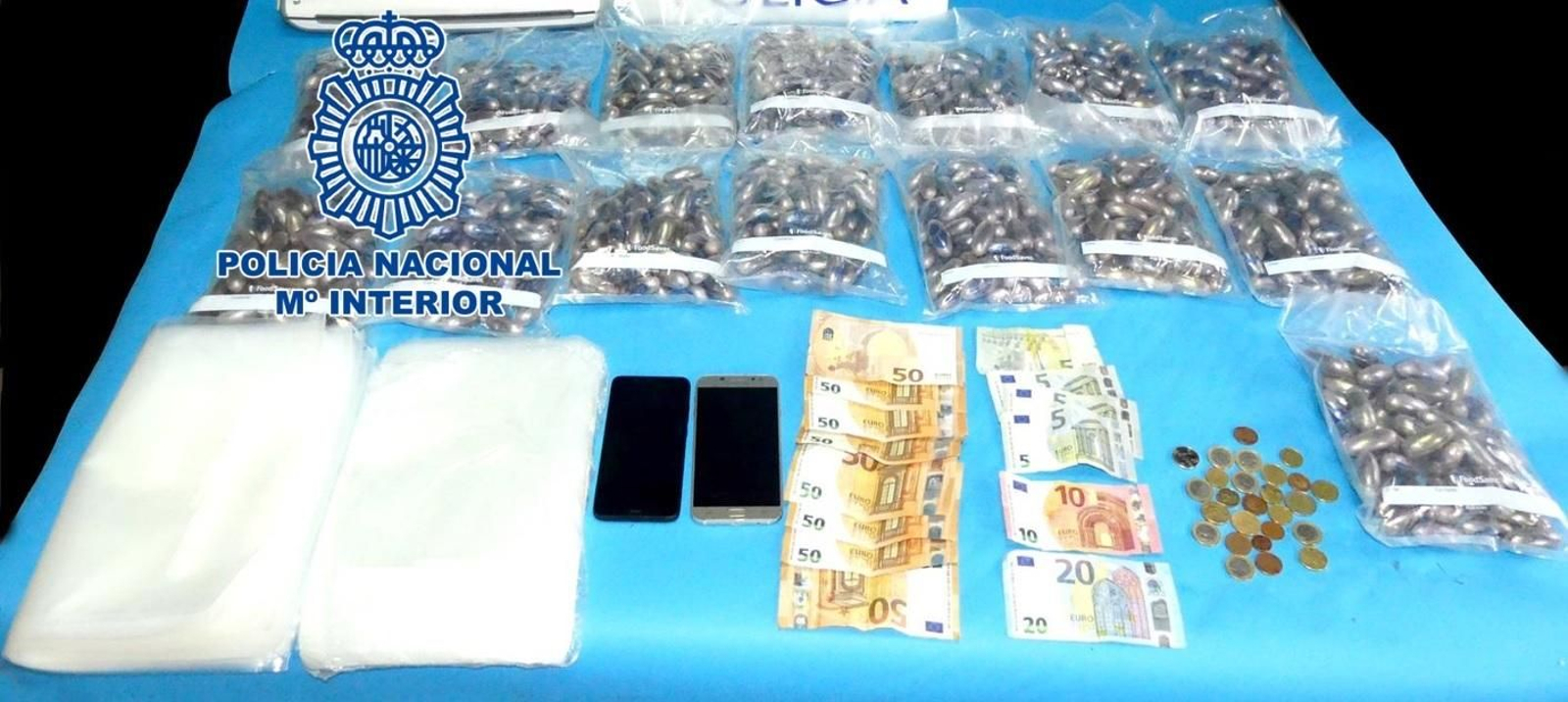Droga y material incautado por la Policía Nacional.