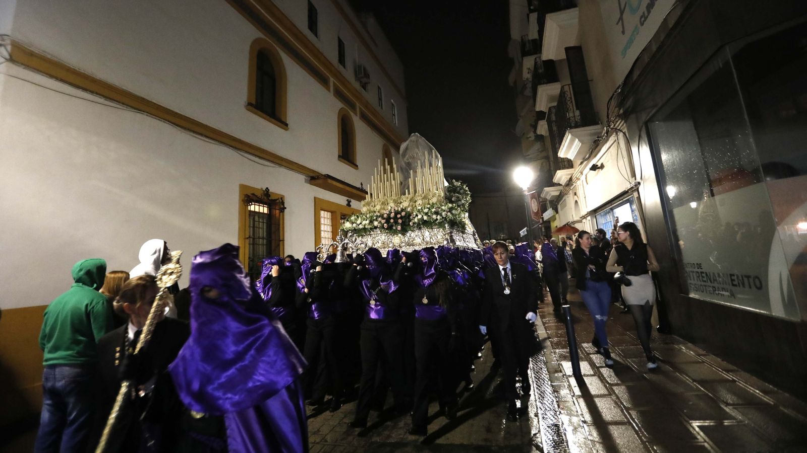 Fotos del Viernes Santo en La Línea: Cristo del Mar y Luz y Esperanza Nuestra, Soledad y Santo Entierro, Cristo del Amor y Misericordia y Amargura.