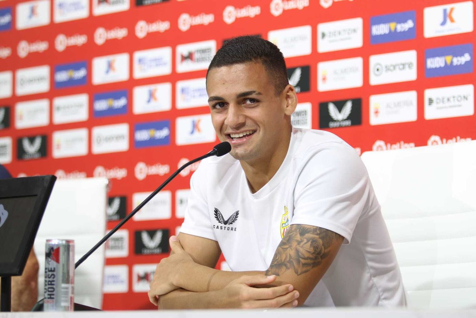 Kaiky durante su primera comparecencia pública como jugador de la UDA