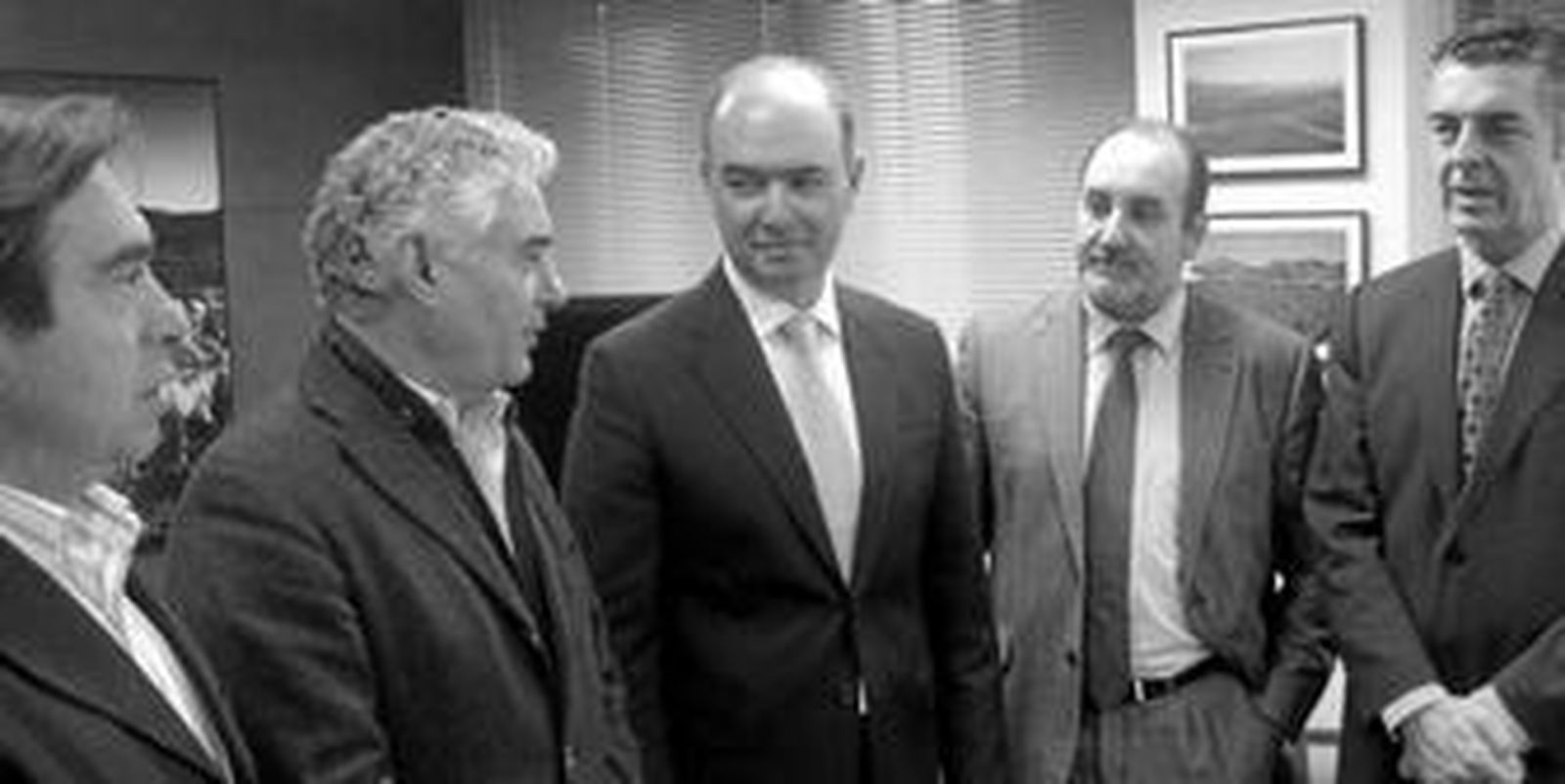 Pérez junto a José Manuel Alba, Antonio Rodríguez, José Manuel Ortiz y Roberto García, ayer durante la reunión.