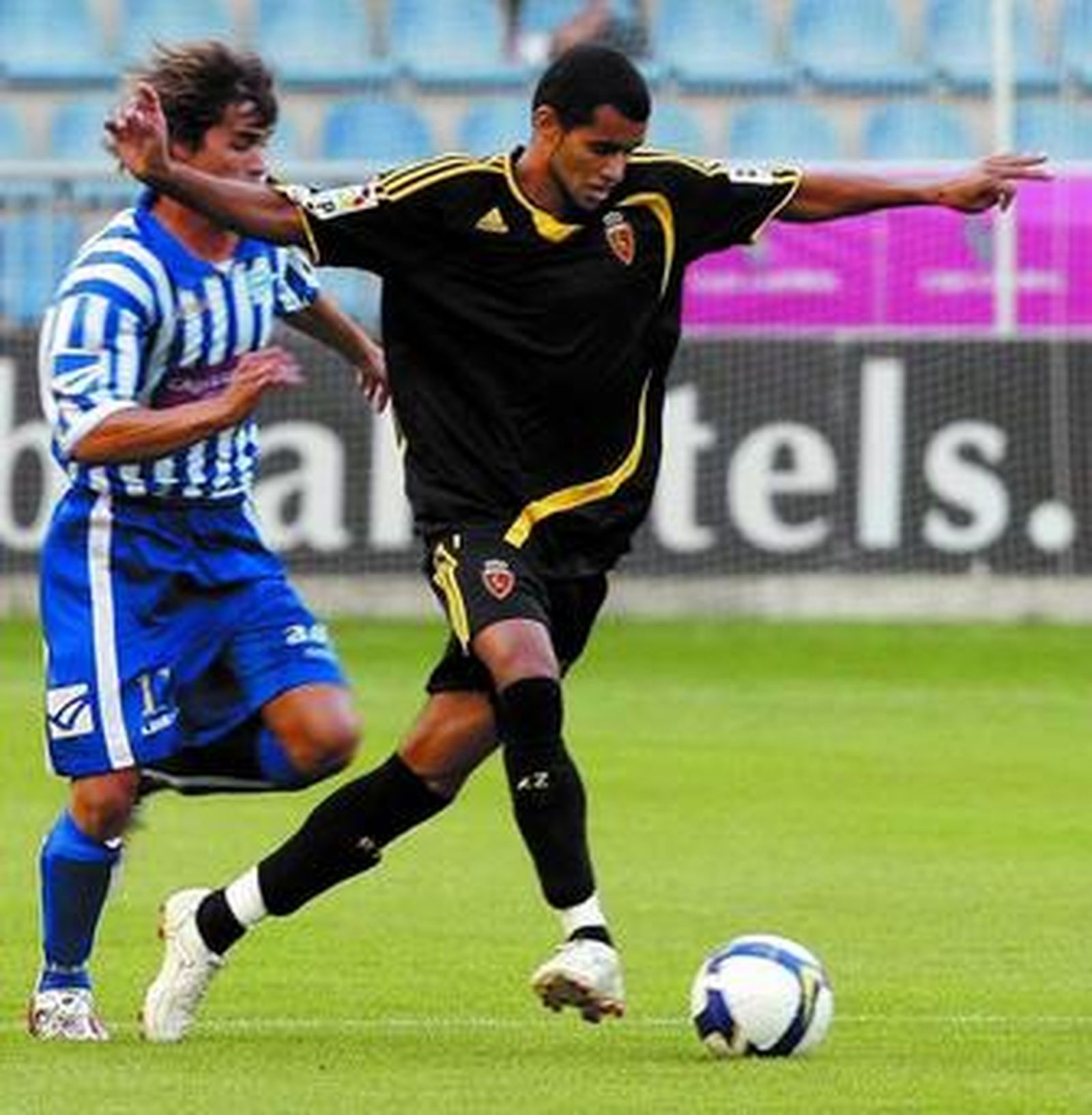 De Barros lucha por el control del balón con un jugador del Alavés.