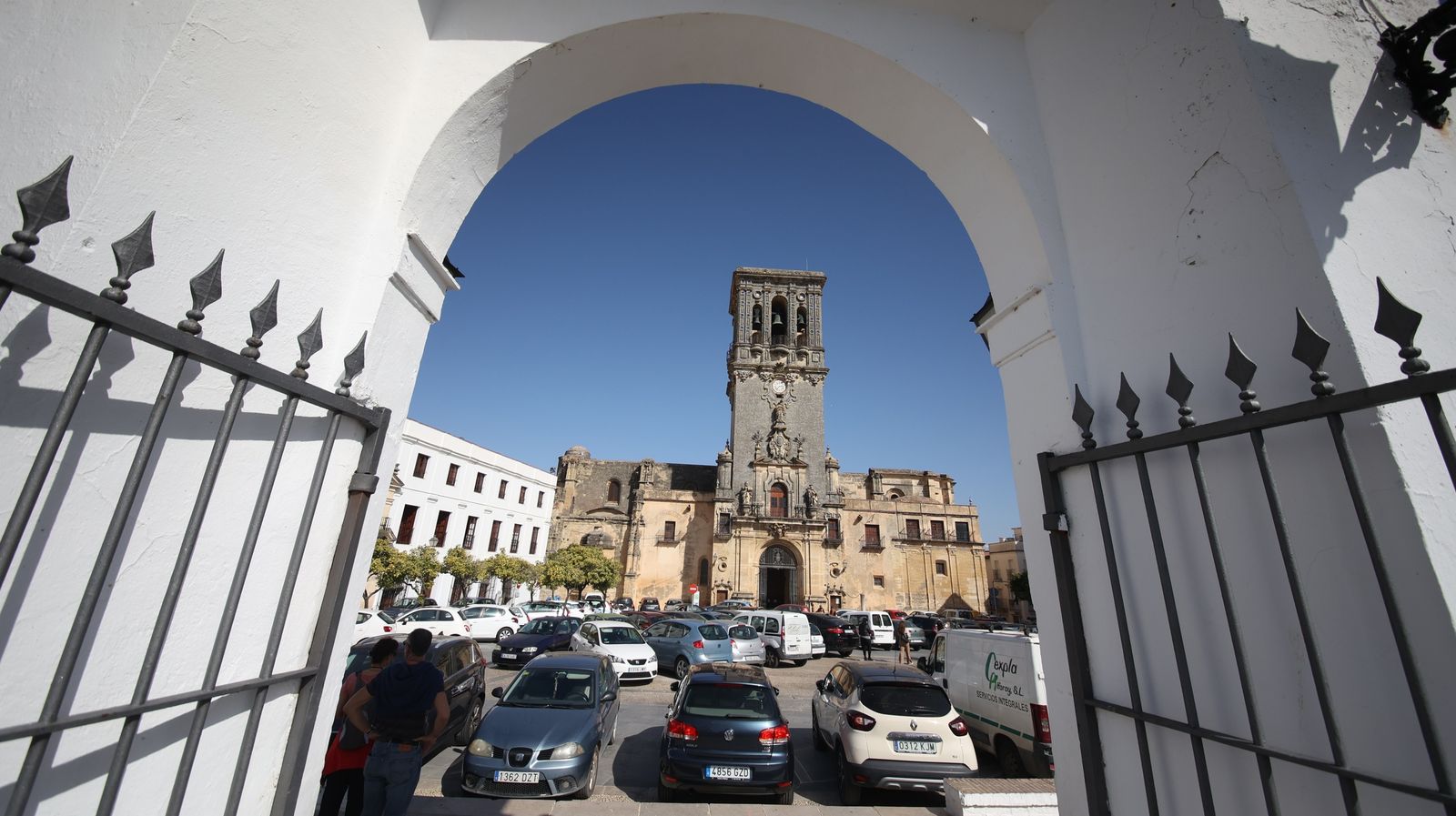 Vista de la basílica menor de Santa María, en la plaza del Cabildo en Arcos.