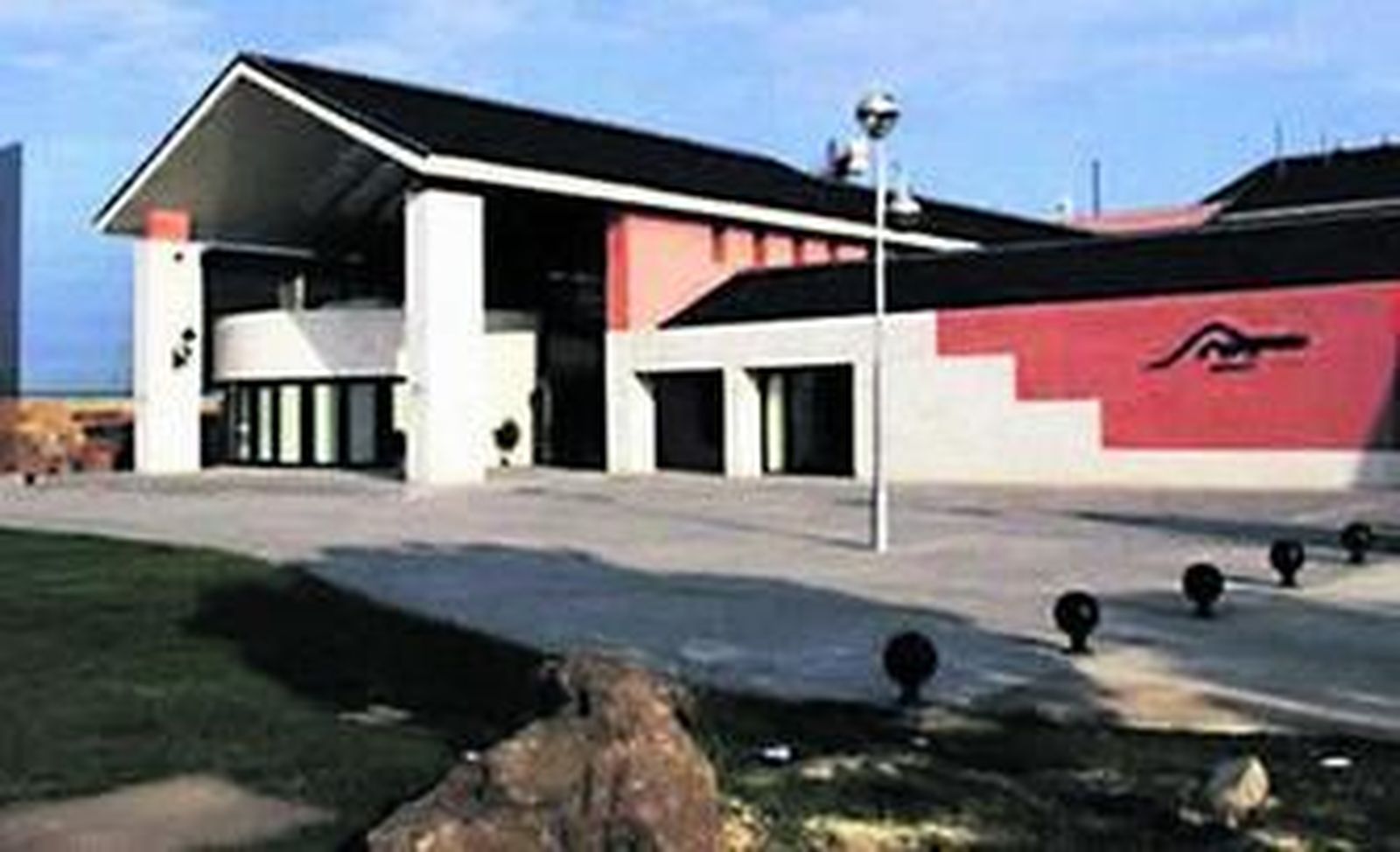 Dos imágenes, ésta del exterior, con las que la Sareb promociona el hotel.