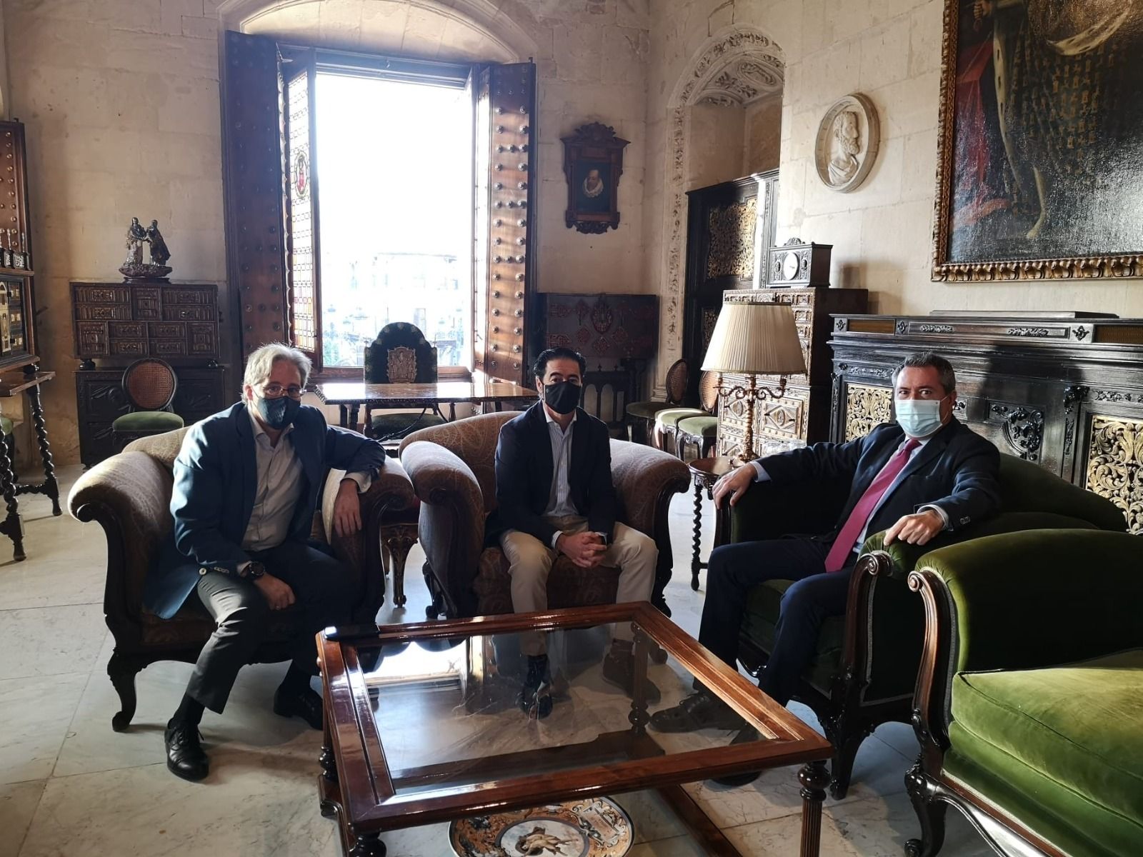 Reunión mantenida entre el presidente de los hosteleros, Antonio Luque; el vicepresidente primero, Pedro Robles; y el alcalde de Sevilla, Juan Espadas.