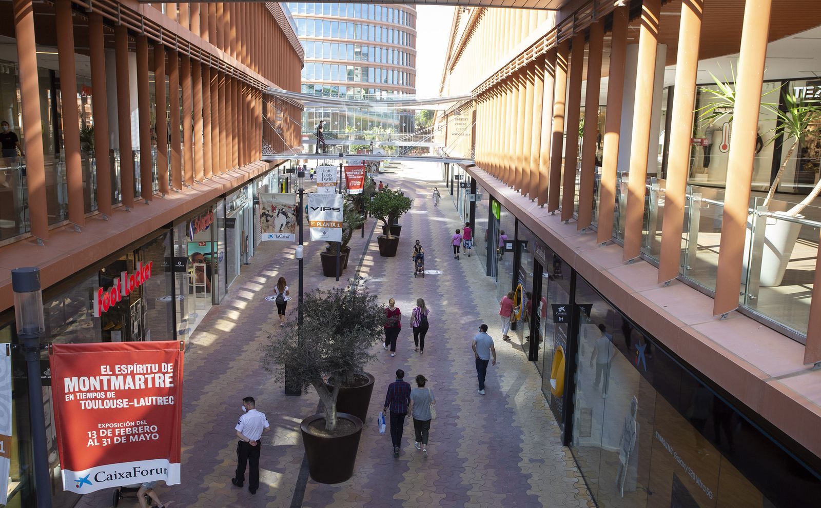 Varias personas en el centro comercial Torre Sevilla el año pasado.