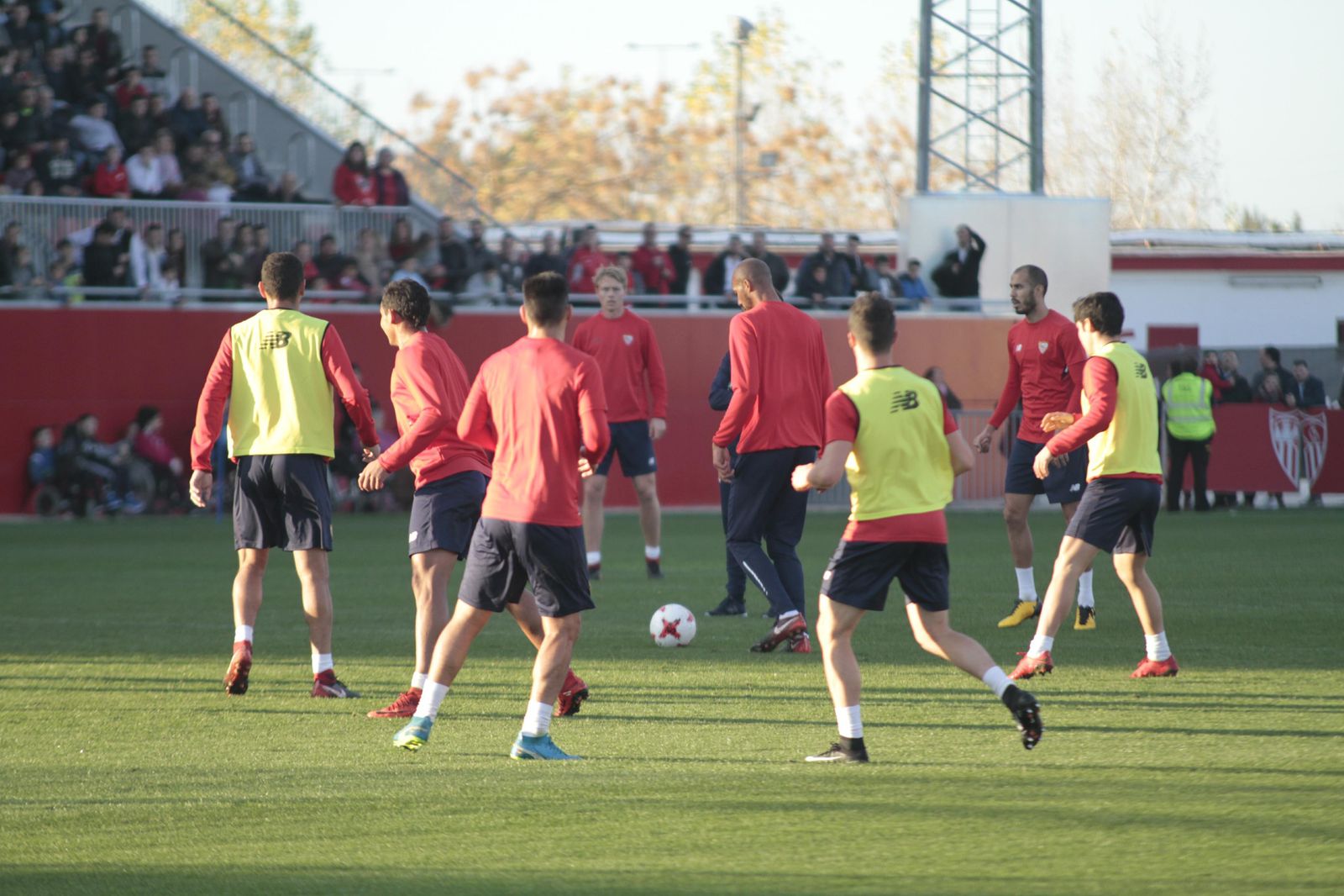 El entrenamiento del Sevilla a puerta abierta