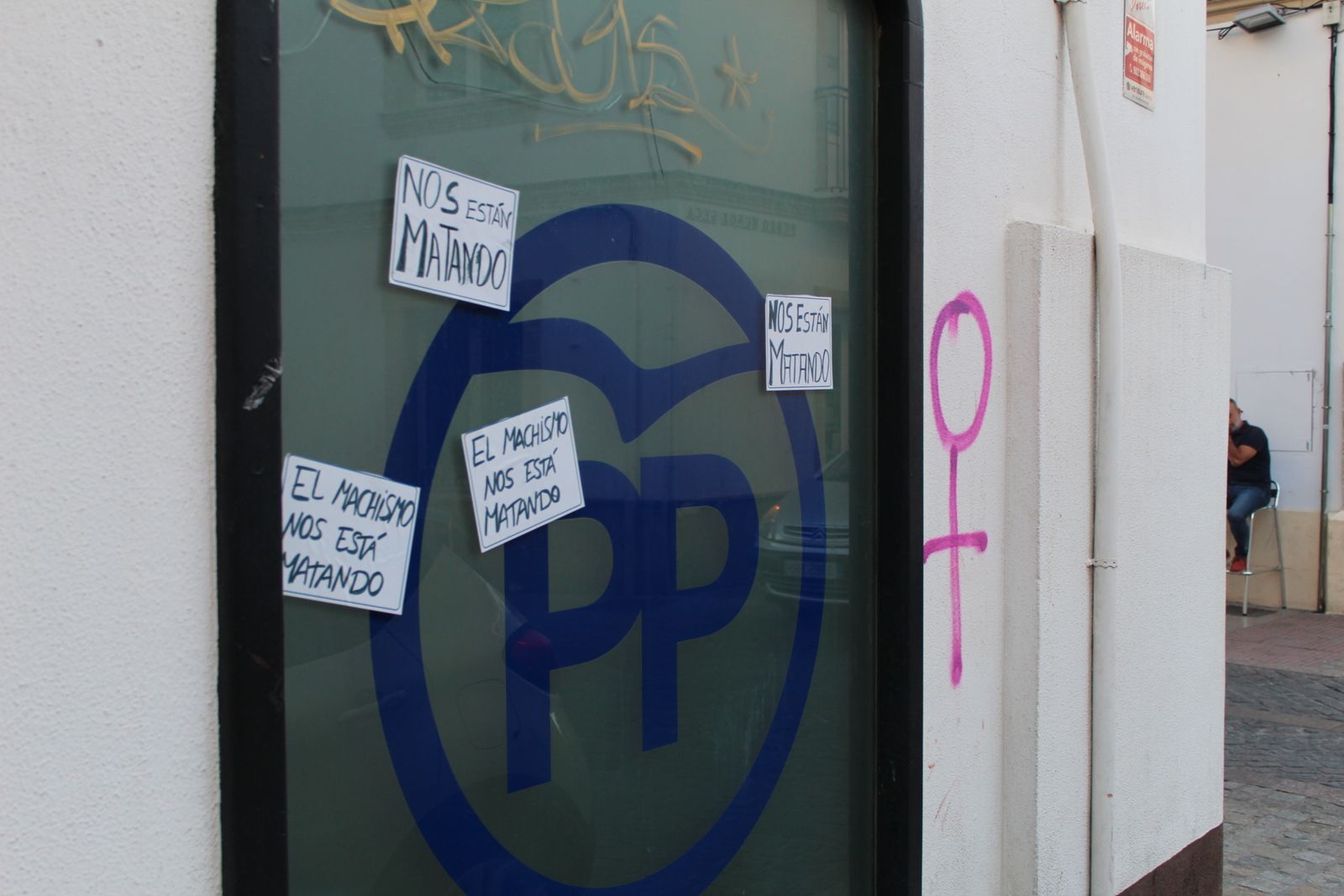 Imagen de las pintadas y los carteles en la sede del PP.