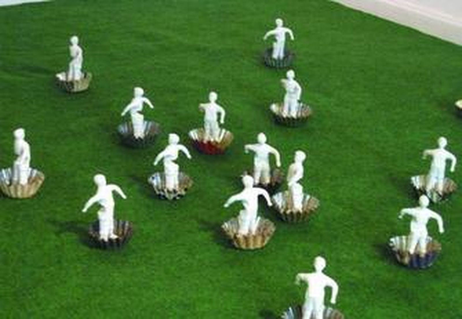 La instalación con las figuras de porcelana ya se encuentra en la galería Meca.