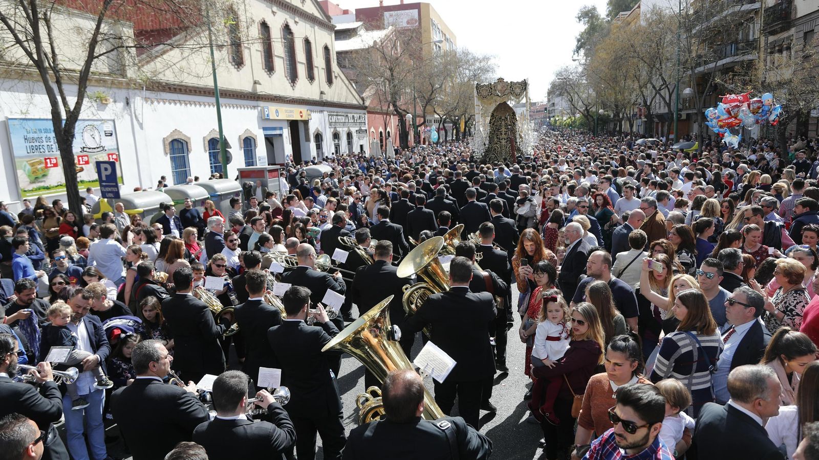 El paso de palio de la Esperanza de la Trinidad avanza por una Ronda repleta de público.