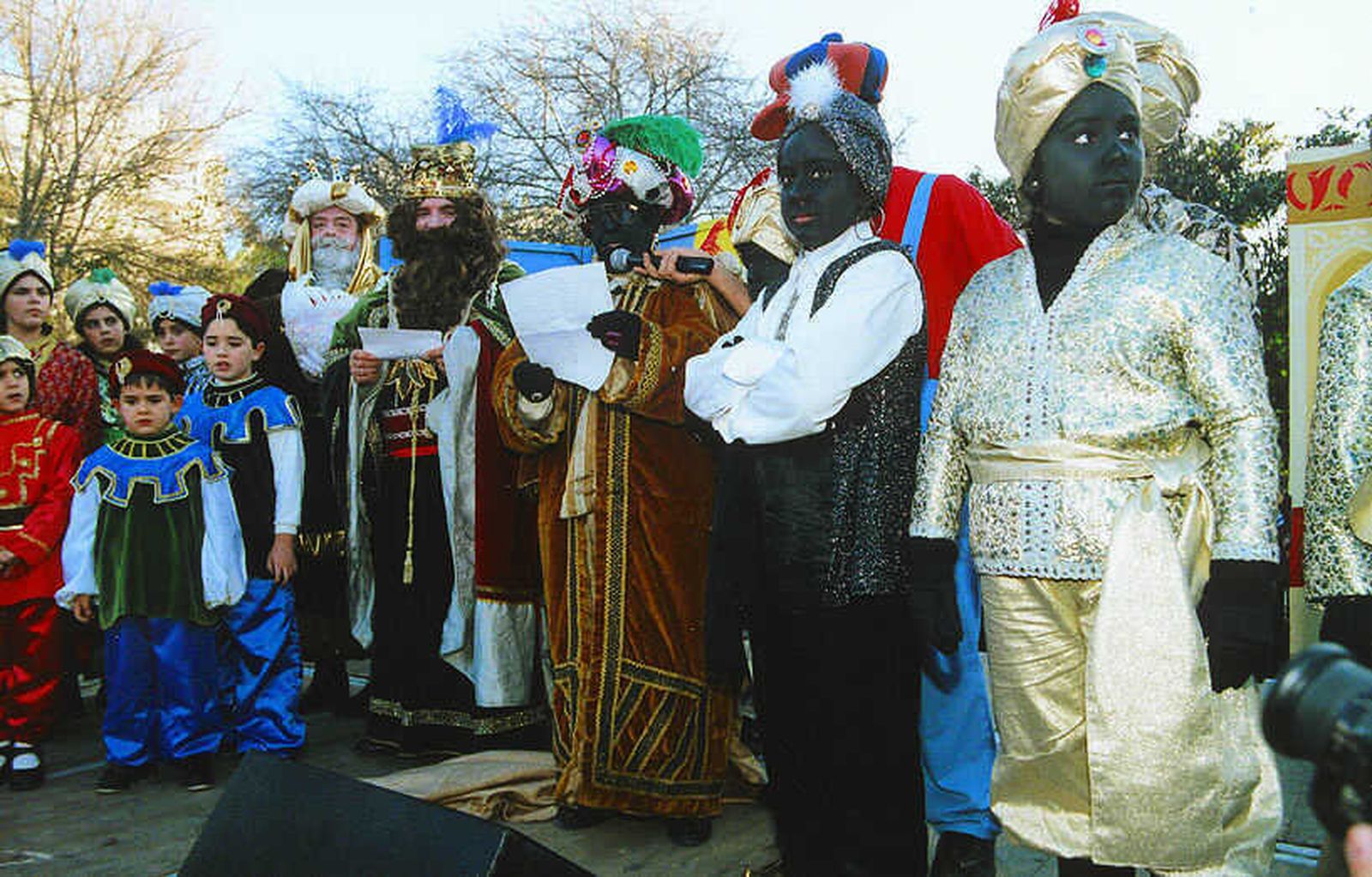 Cabalgata de la Ilusión de 1998 en San Fernando. Los Reyes Magos se dirigen a los pequeños en el parque Almirante Laulhé, desde donde salía la comitiva