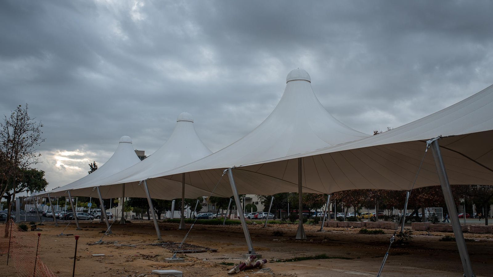 En el centro de la pista de atletismo se sitúa uno de los tres nuevos elementos de arquitectura textil pendiente de urbanizar.