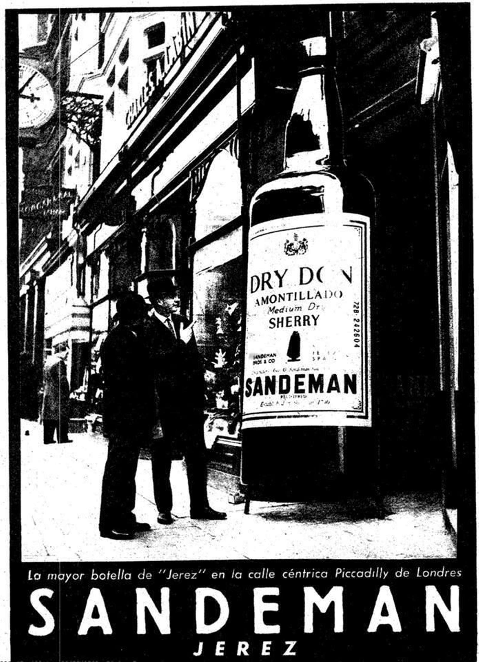 Botella gigante de jerez Sandeman en Londres, 1961.