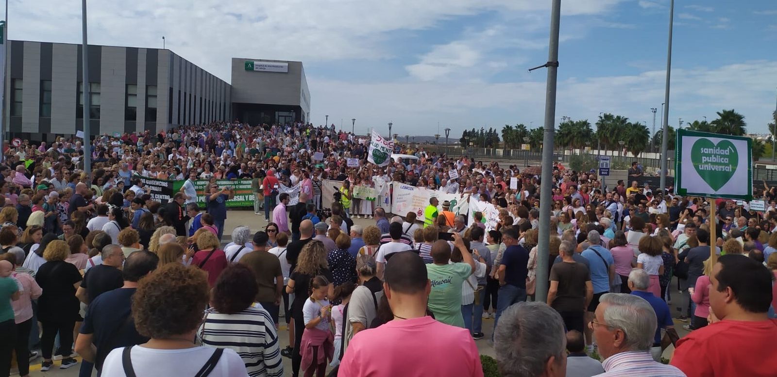 Lebrija se echa a la calle por el traslado de las urgencias al centro de salud.  La protesta partió desde el Centro de Salud al Hospital de Alta Resolución