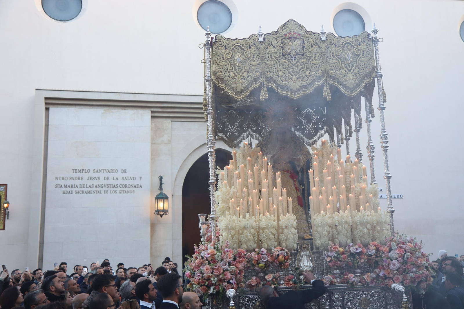 La salida de la hermandad de San Pablo desde el Santuario de los Gitanos
