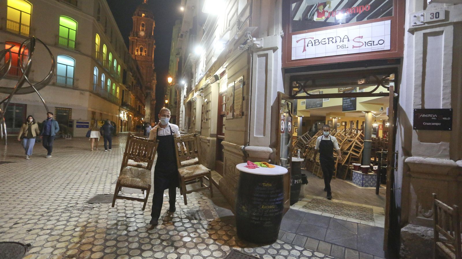 La actividad de los camareros es frenética poco antes de las 22:30.