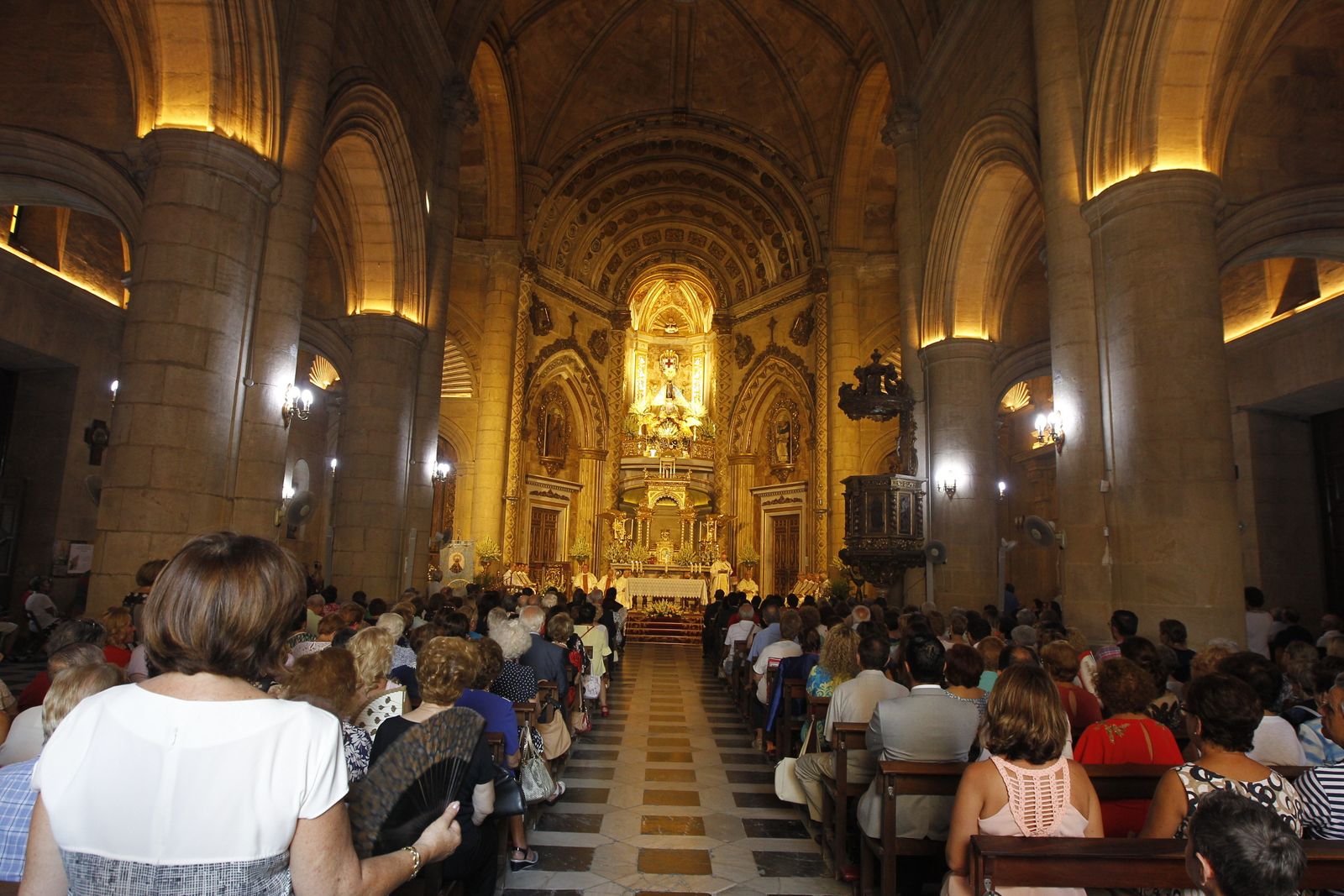 Fotogalería misas en honor a la Virgen del Mar. Feria de Almería 2019