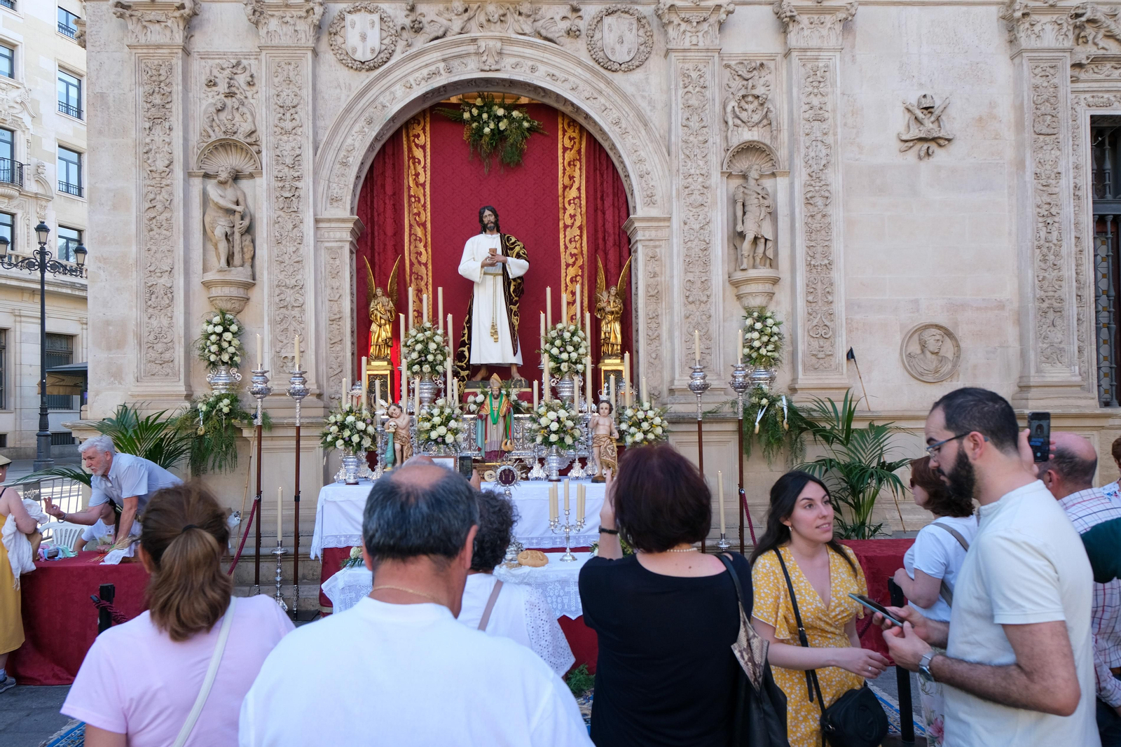 Preparativos, altares, escaparates, balcones para el Corpus