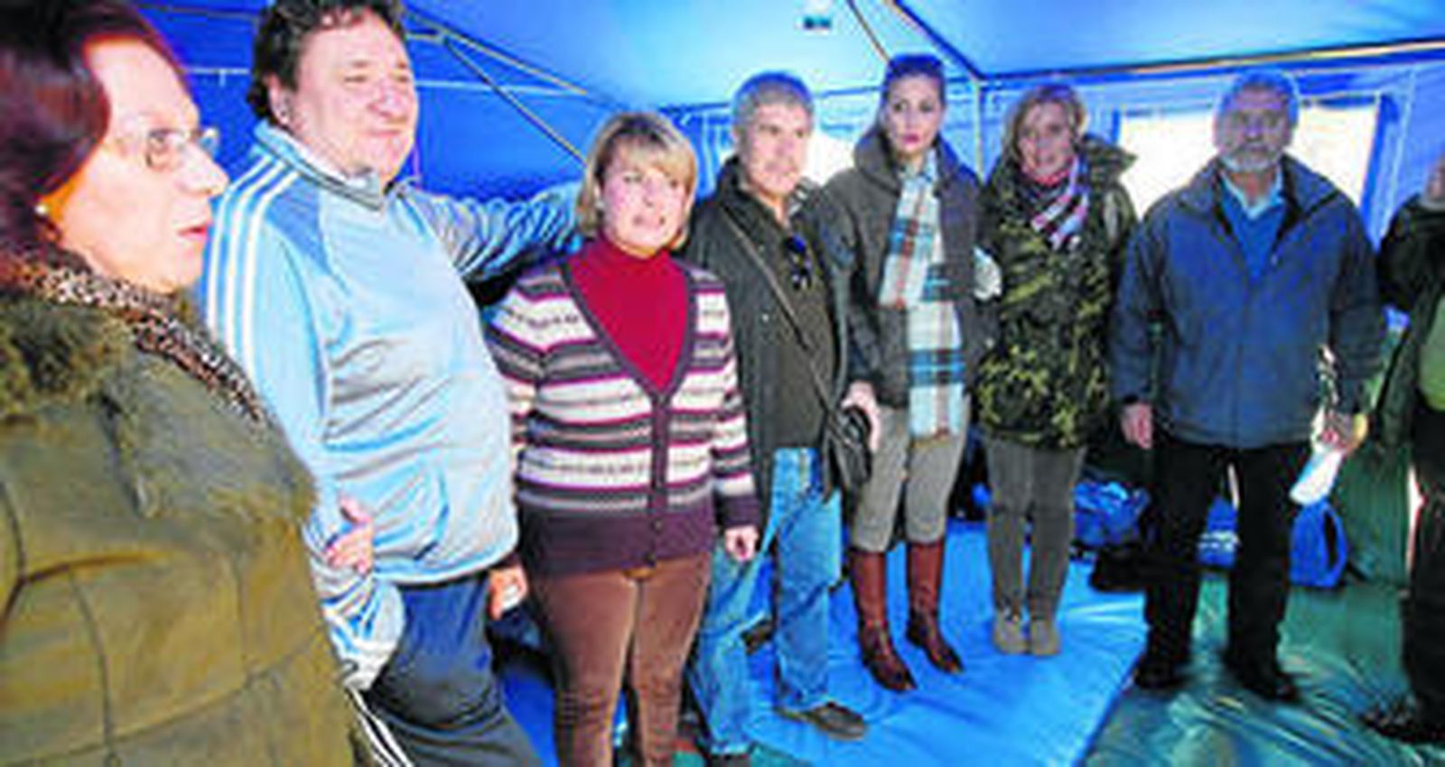 La alcaldesa de Belmez, en el centro, acampañada por miembros de la corporación municipal en la acampada.