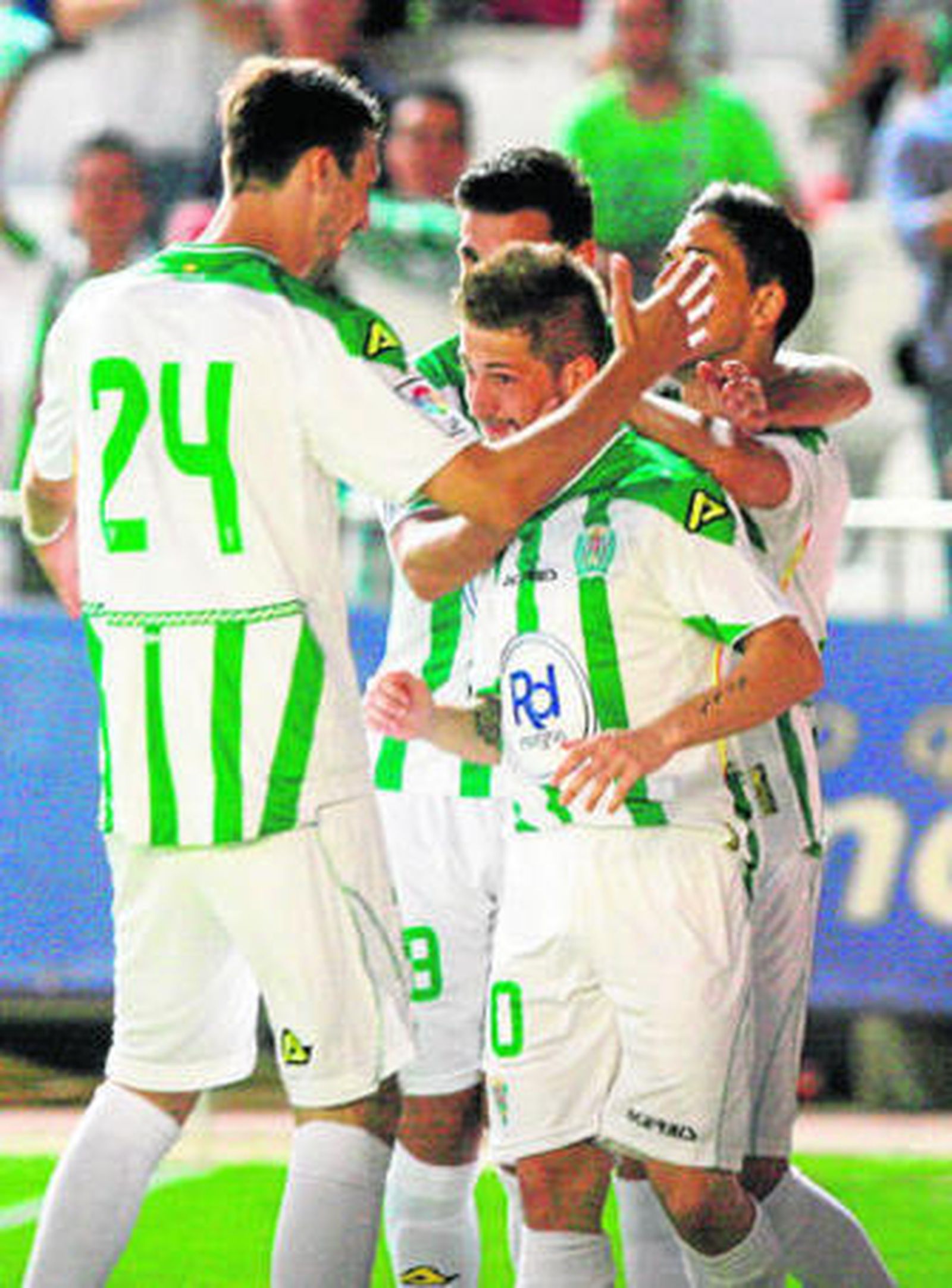 Fede Cartabia es felicitado por su tanto por Mike Havenaar, Fidel y Adri Cuevas.