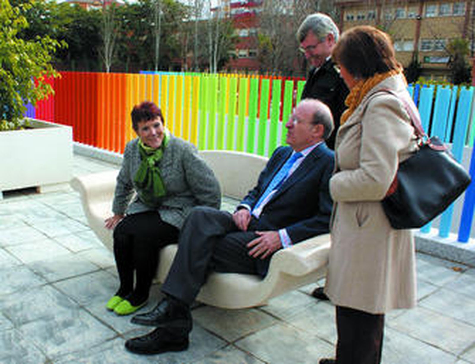 El alcalde estrenó ayer los originales bancos de la plaza junto a la portavoz vecinal Charo Tristancho.