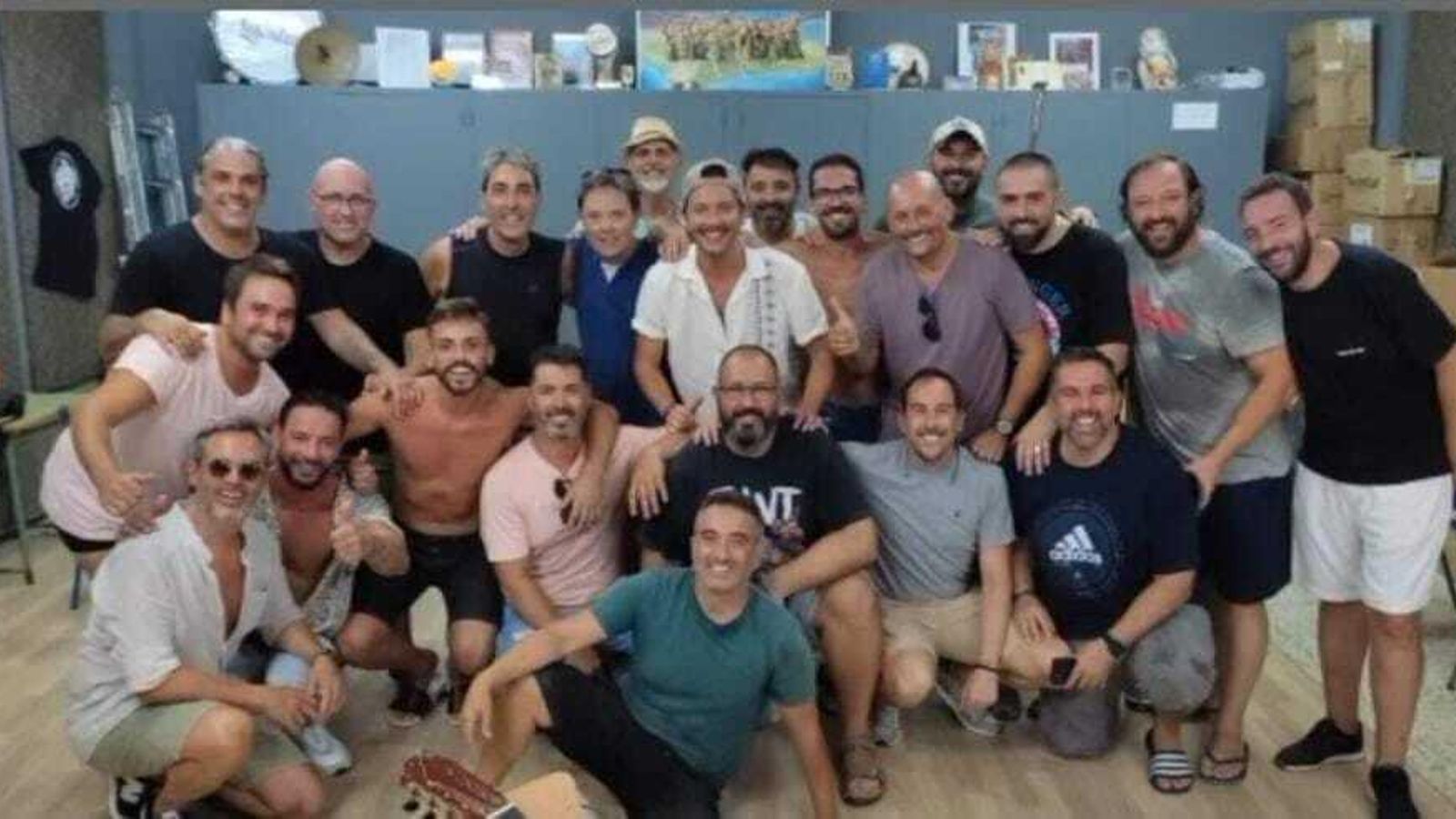 Manuel Carrasco visita por sorpresa a la Comparsa de Martínez Ares