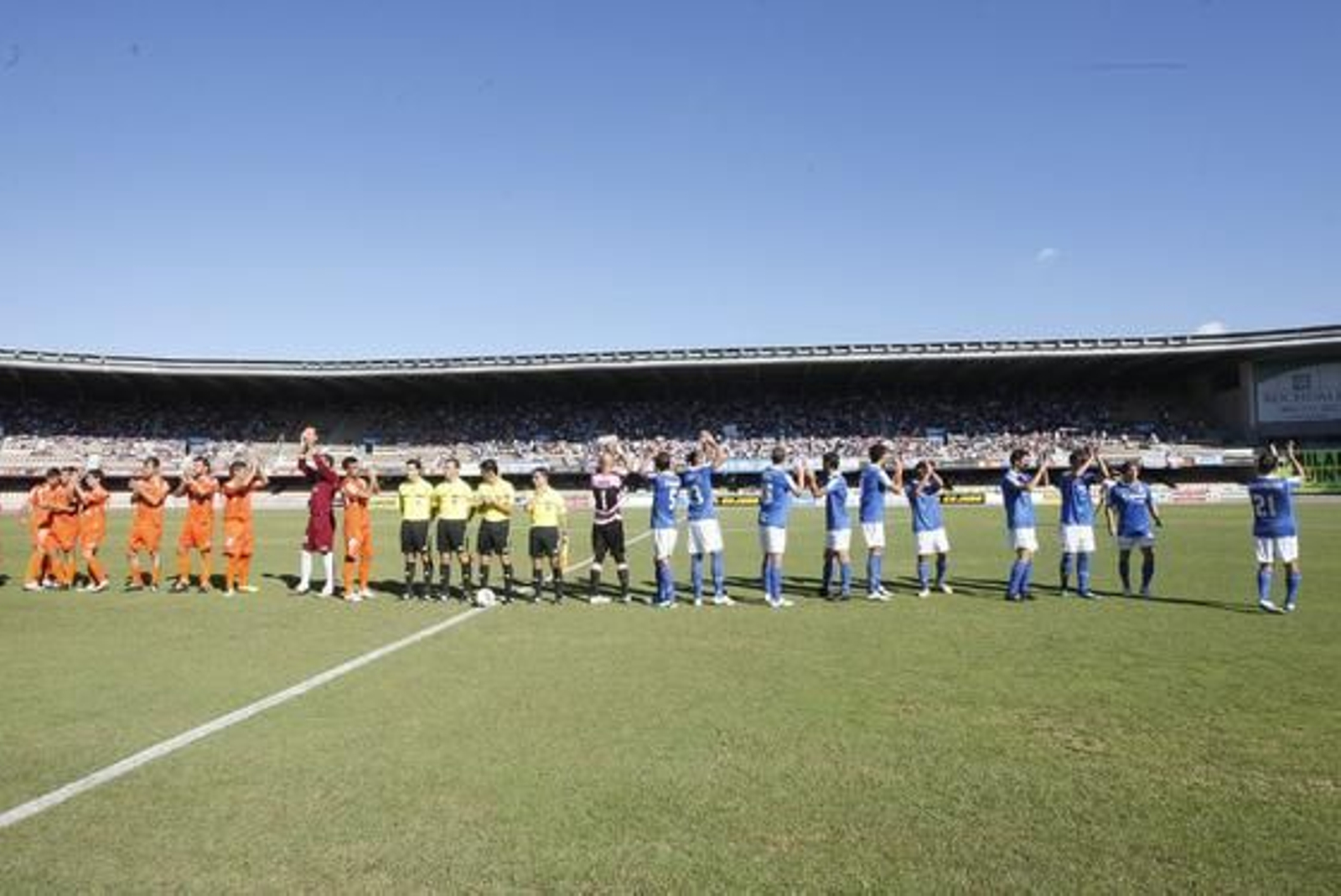La afición recibió a los dos Deportivos con aplausos, correspondidos por los futbolistas; al final del partido la historia fue distinta y mientras el ‘Guada’ fue despedido con aplausos, para los xerecistas hubo bronca a las primeras de cambio. 

Foto: Juan Carlos Toro