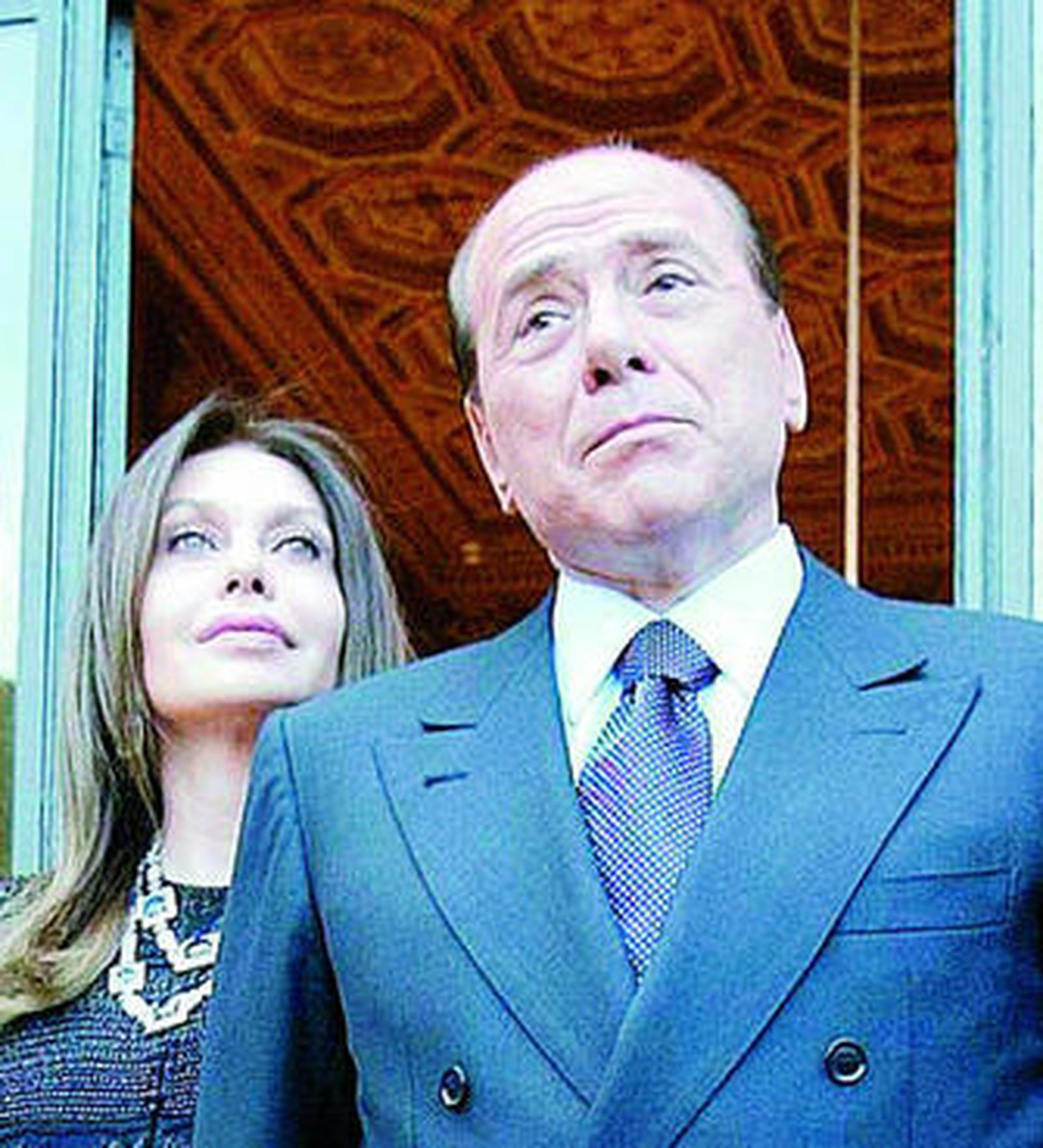 El primer ministro italiano, Silvio Berlusconi, junto a su mujer, Verónica Lario.