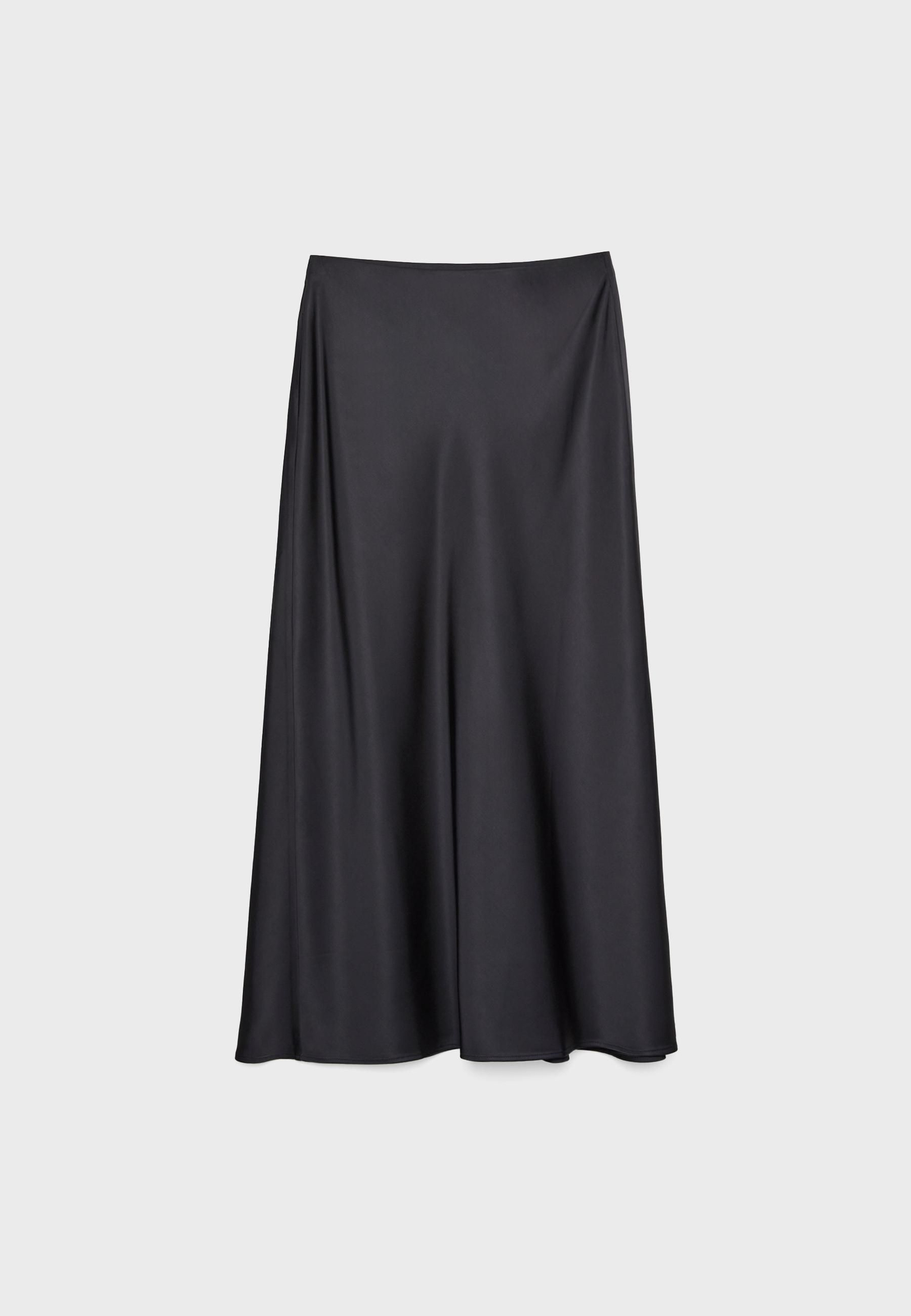 Falda satinada de Stradivarius.