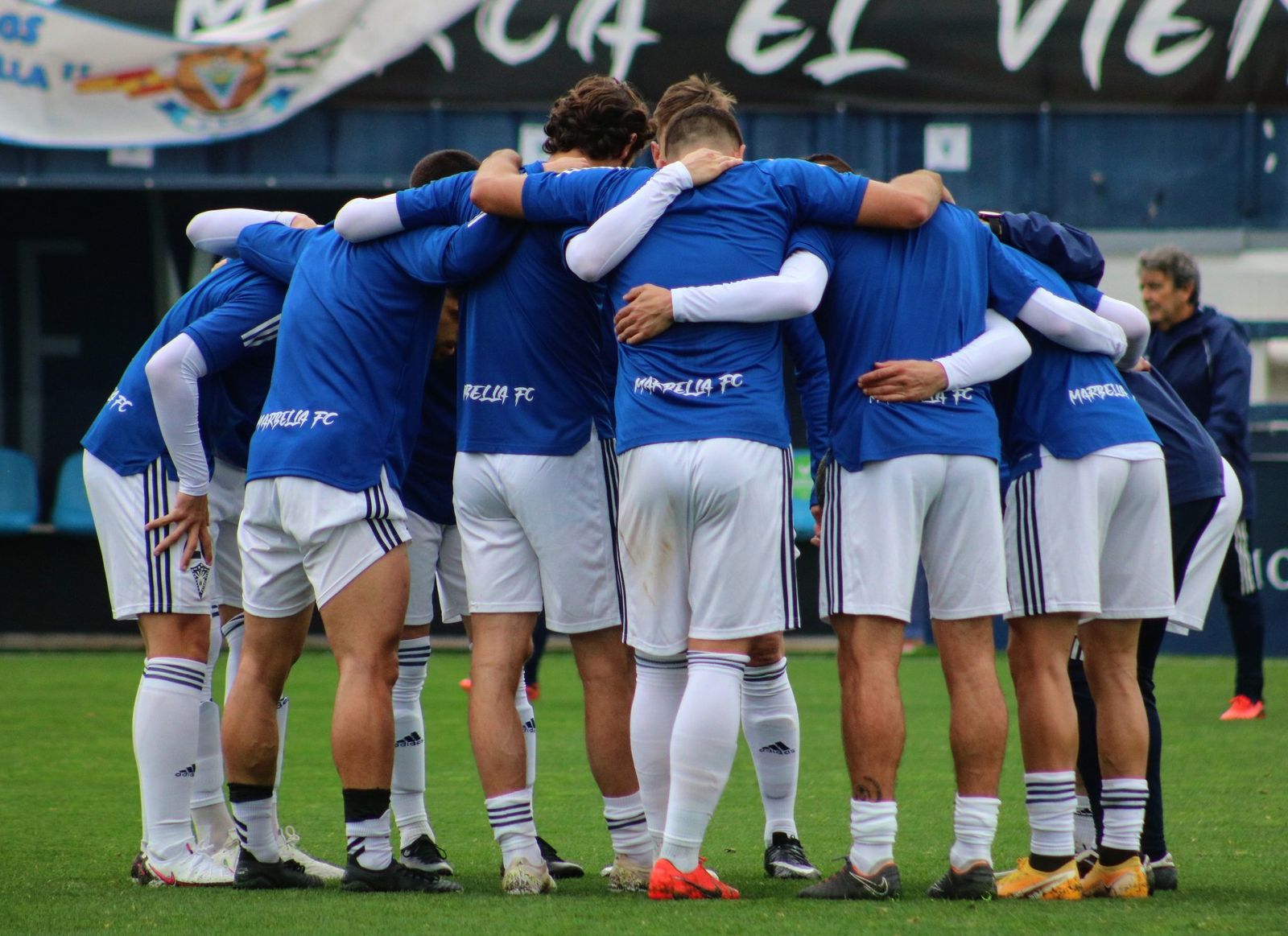 Los jugadores del Marbella hacen piña antes de un partido.