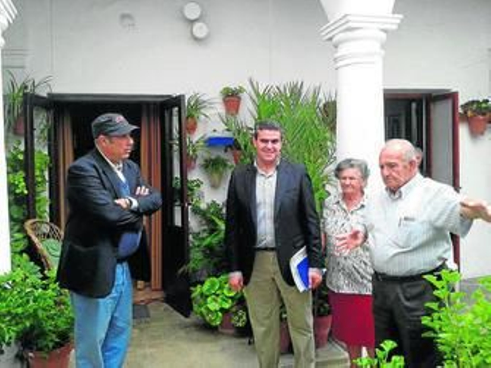 El escritor Federico Moccia durante su visita a Vejer en el patio de la Casa del Mayorazgo con el alcalde José Ortiz.