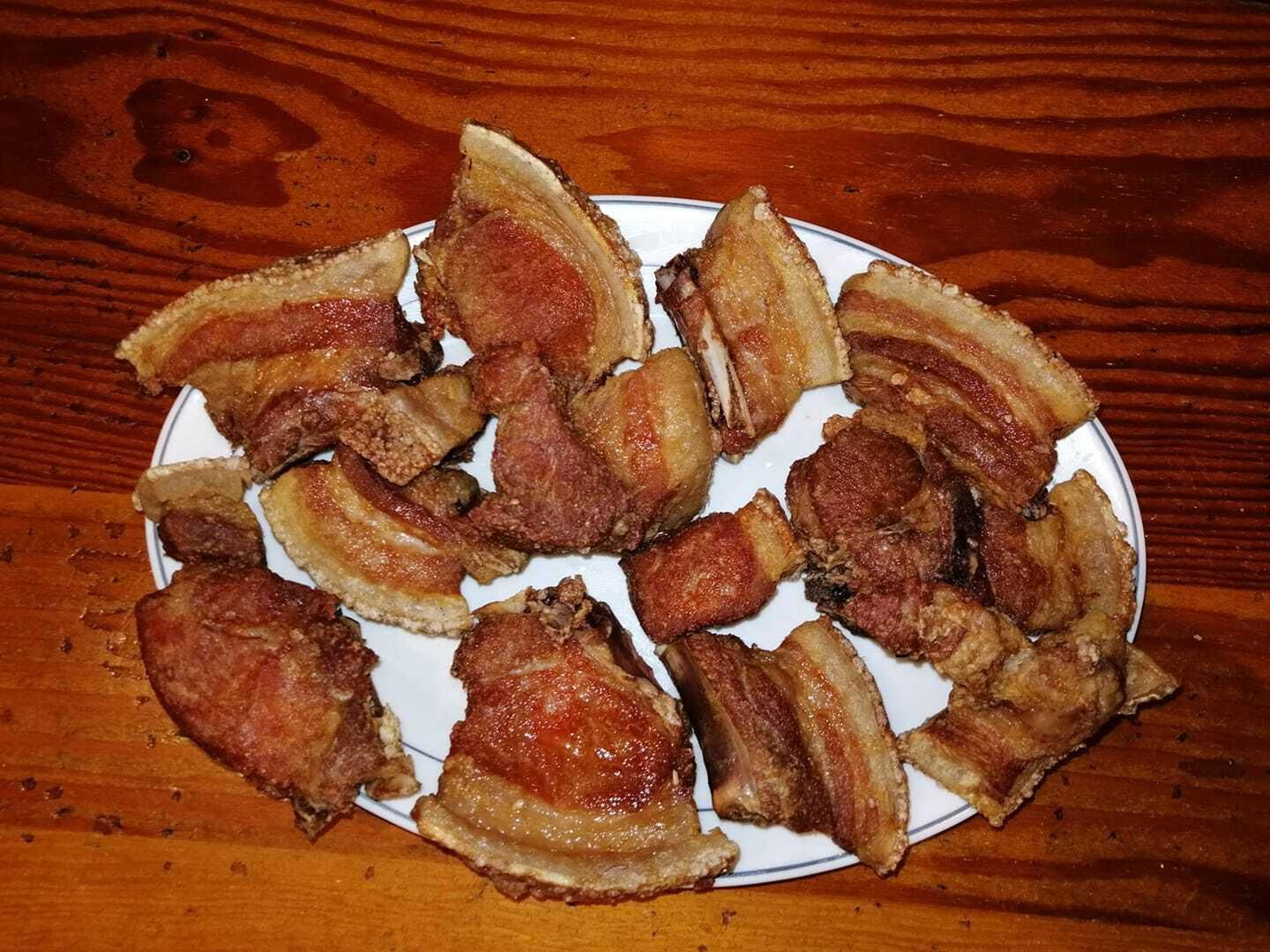 Un plato de lechón ibérico frito de Cardeña.