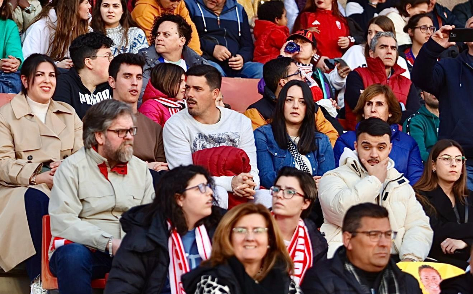Encuéntrate en la grada de Los Cármenes en el Granada-Atlético de Madrid