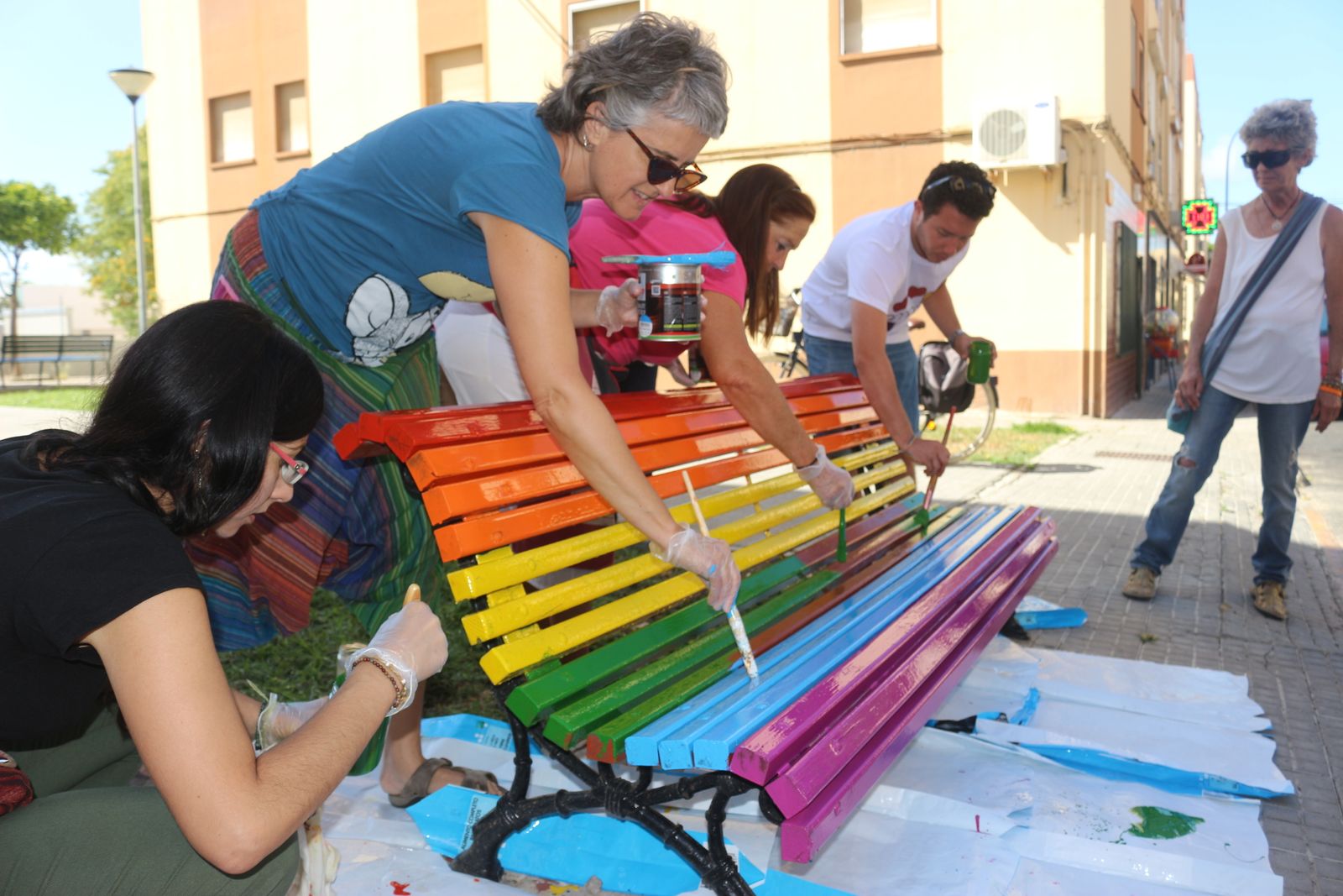 Pintada de bancos con la bandera del Orgullo