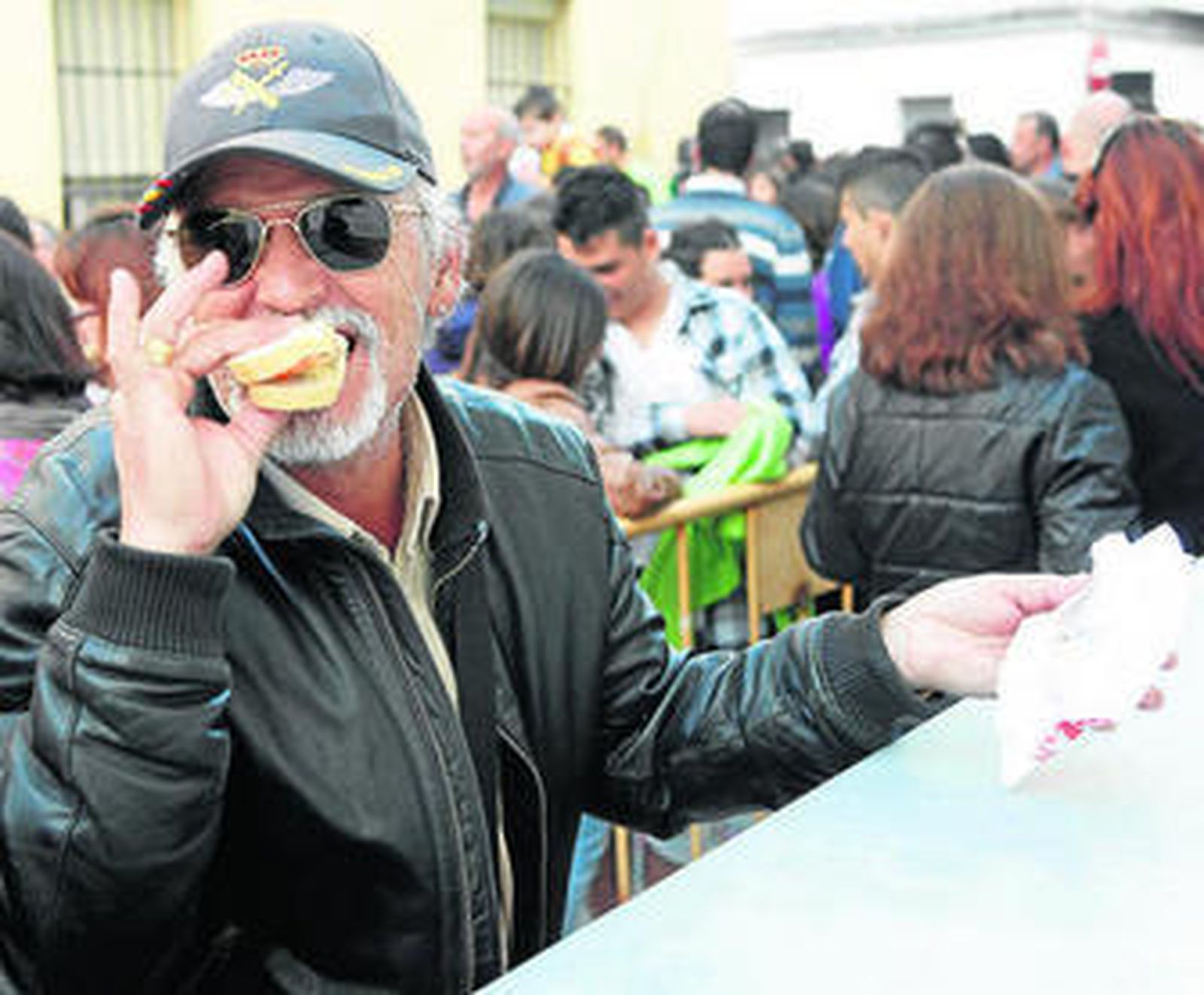 Un hombre disfruta su dobladillo de caballa con mayonesa en la calle Pericón de Cádiz.