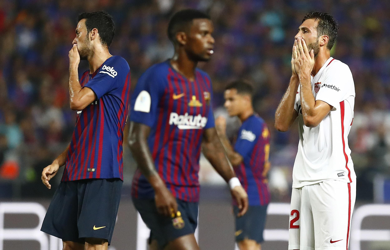 Franco Vázquez se lleva las manos a la cara en un lance del partido.