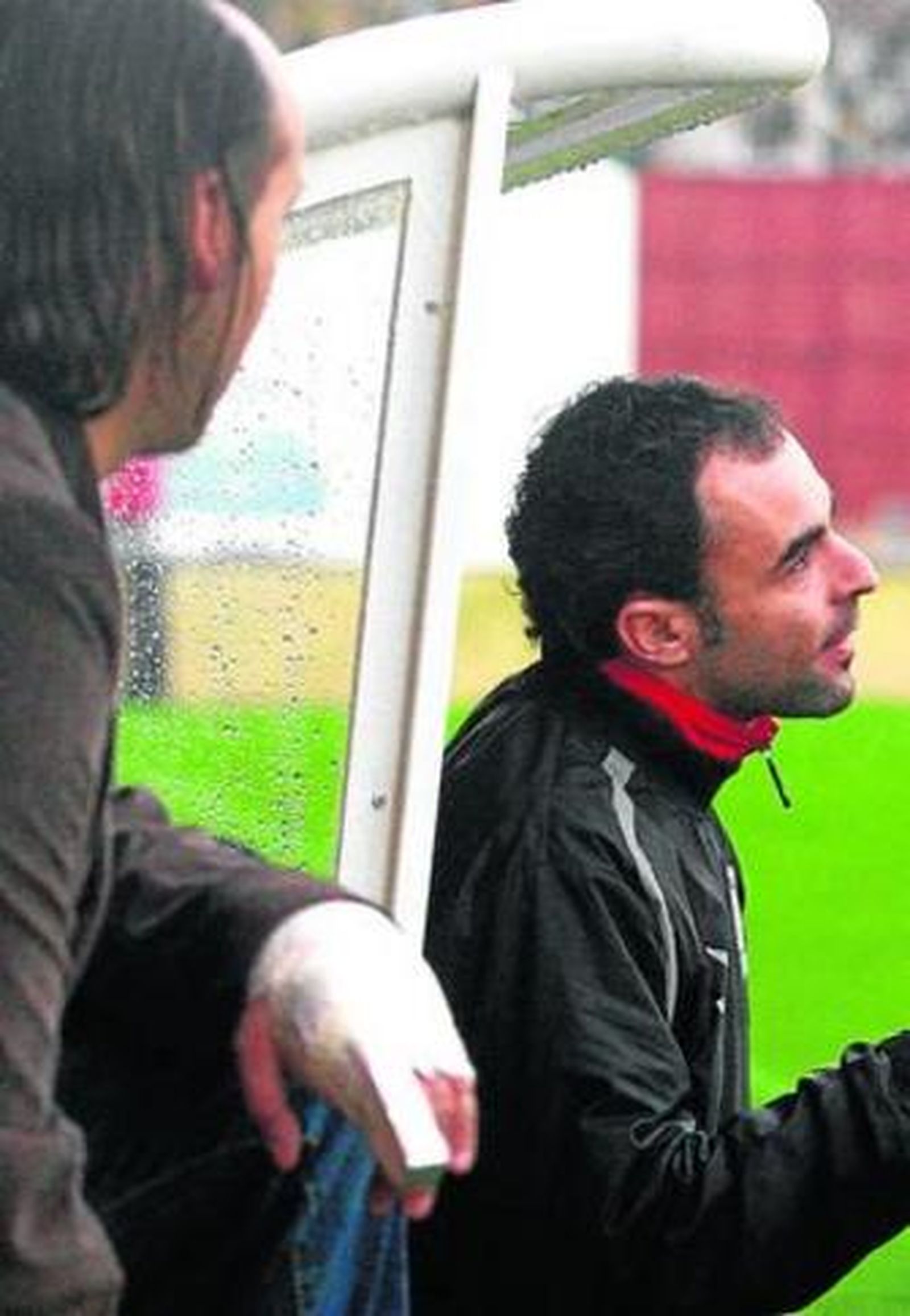 Caballero, a la izquierda, junto al banquillo en el que está Vázquez.