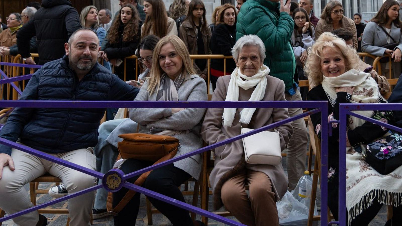 Los cofrades se rinden ante los grandes pasos de misterio del Lunes Santo