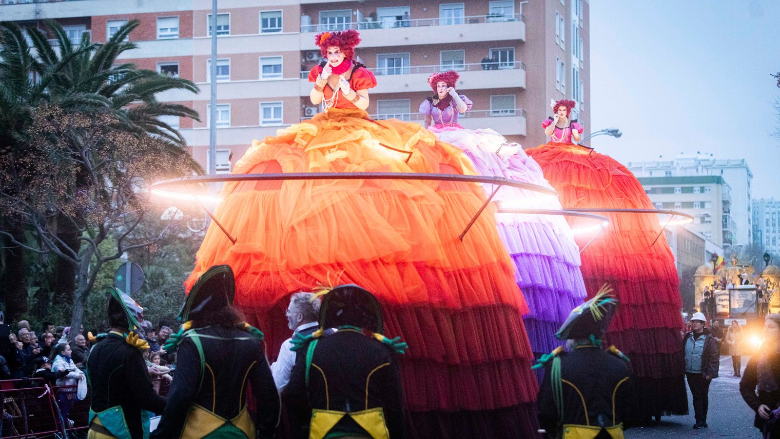 Divas gigantes desfilando por la Cabalgata