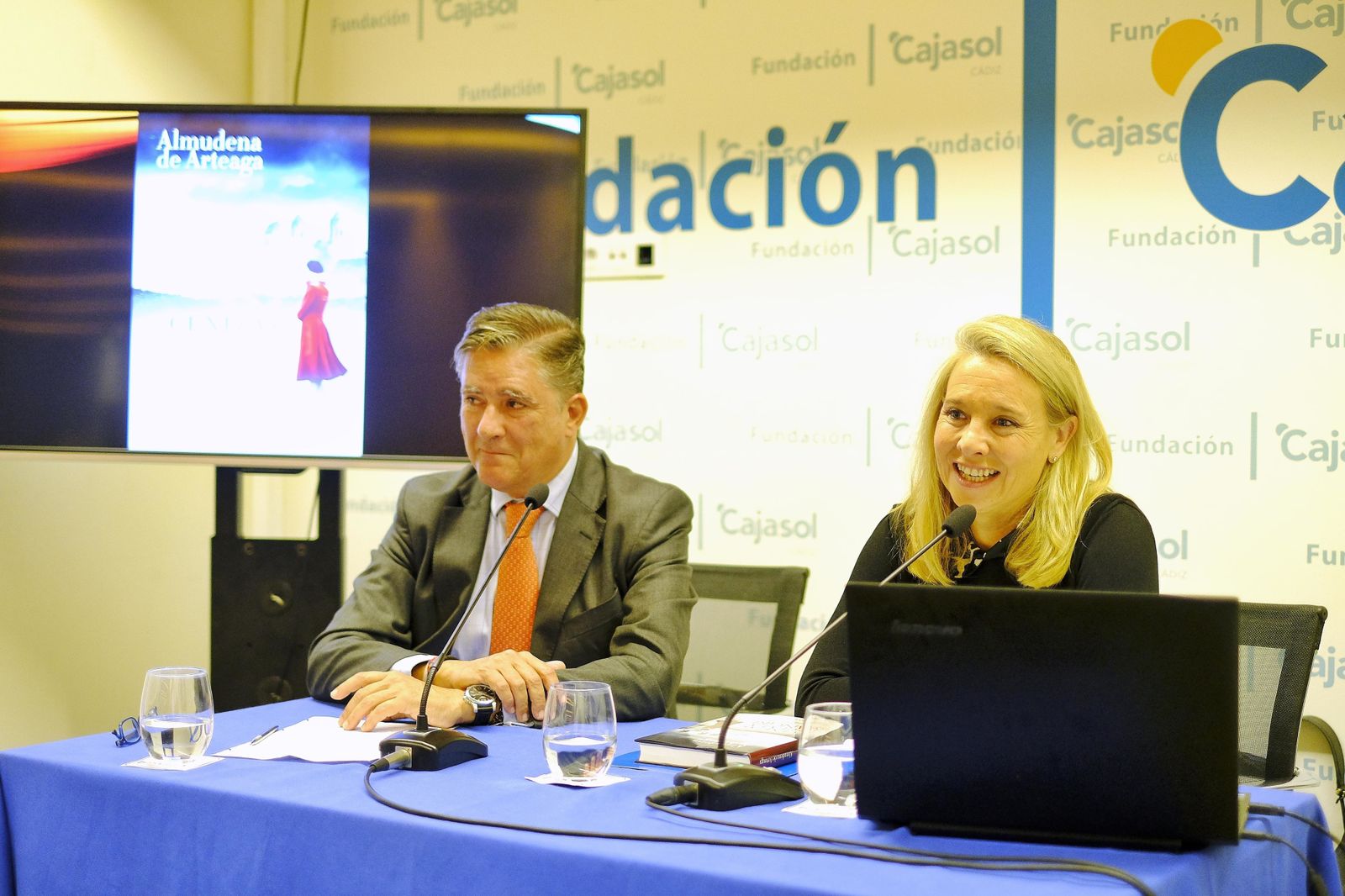 El presidente de la Audiencia Provincial, Manuel Estrella, y la escritora Almudena de Arteaga, ayer durante la presentación.