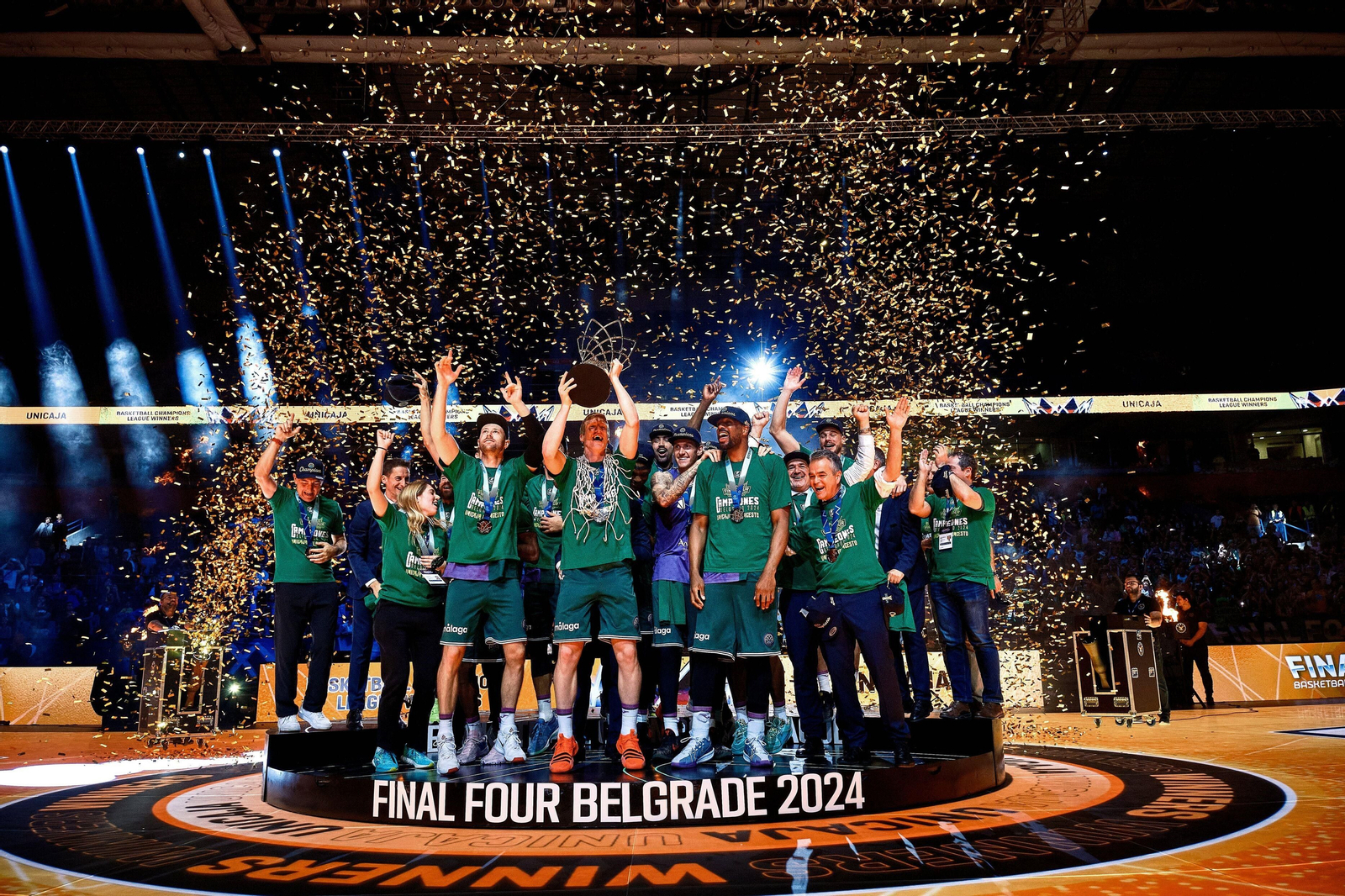 El Unicaja celebra el título en Belgrado.