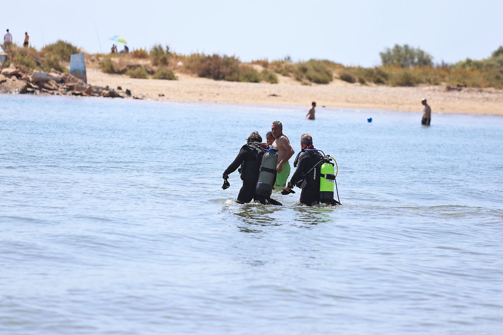 Imágenes de la gran recogida de residuos abandonados en el marco de la octava edición de '1m2 contra la basuraleza'. En la playa de la Canaleta.