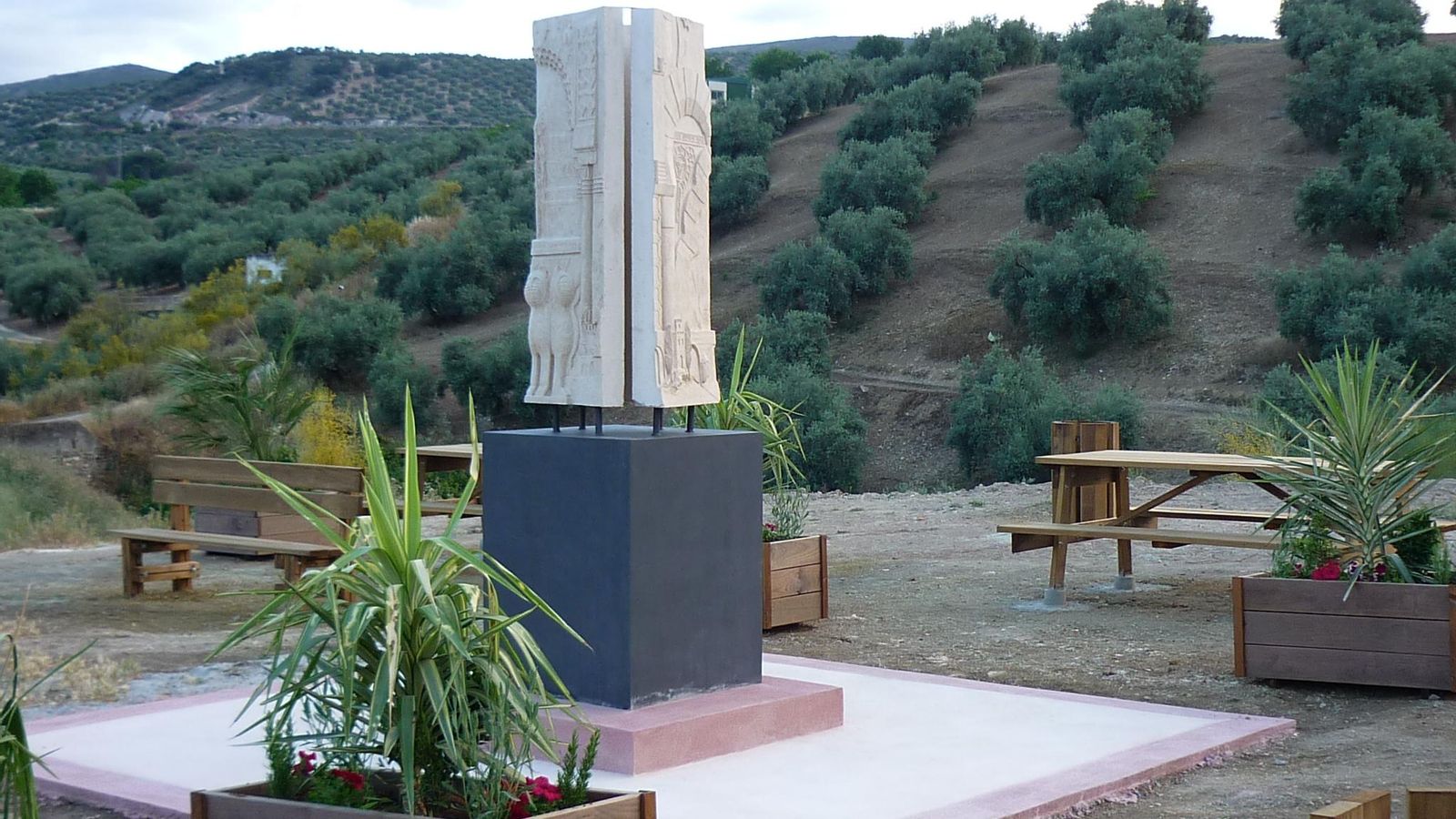 El Monolito Trifinio que señaliza los límites de la localidad con las provincias de Málaga, Córdoba y Granada.