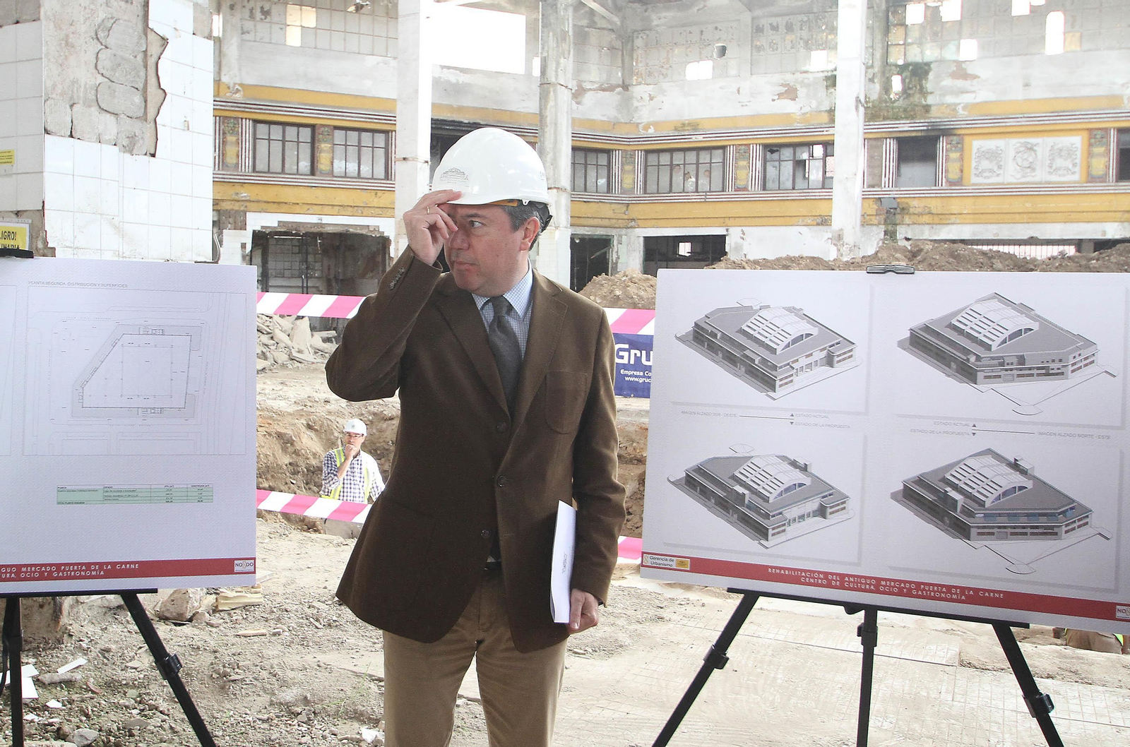 La visita del alcalde a las obras del Mercado Puerta de la Carne, en imágenes